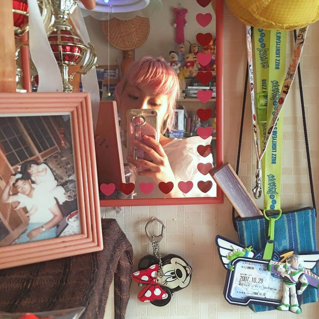 Momoさんのインスタグラム写真 - (MomoInstagram)「愛しき実家の私の部屋🧸🎀 私が使った後、弟が使ってたから2人の要素入り混じってて面白い。ディズニー要素強め⚡️ ㅤㅤㅤㅤㅤㅤㅤㅤㅤㅤ #がらくた部 #実家」8月21日 22時12分 - m_o_m_o_e