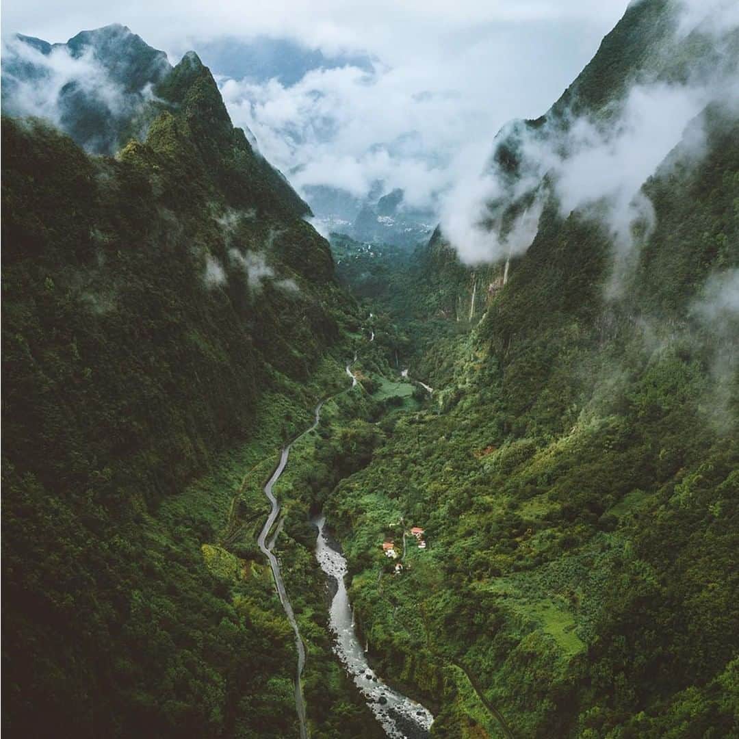 エールフランスのインスタグラム：「Let’s fly to La Réunion, where snuggled in the beauty of a cirque flows a river.  Nous vous emmenons à la Réunion, où blottie dans la beauté d'un cirque coule une rivière. 📸 Merci @giuligartner  #AirFrance #Franceisintheair」