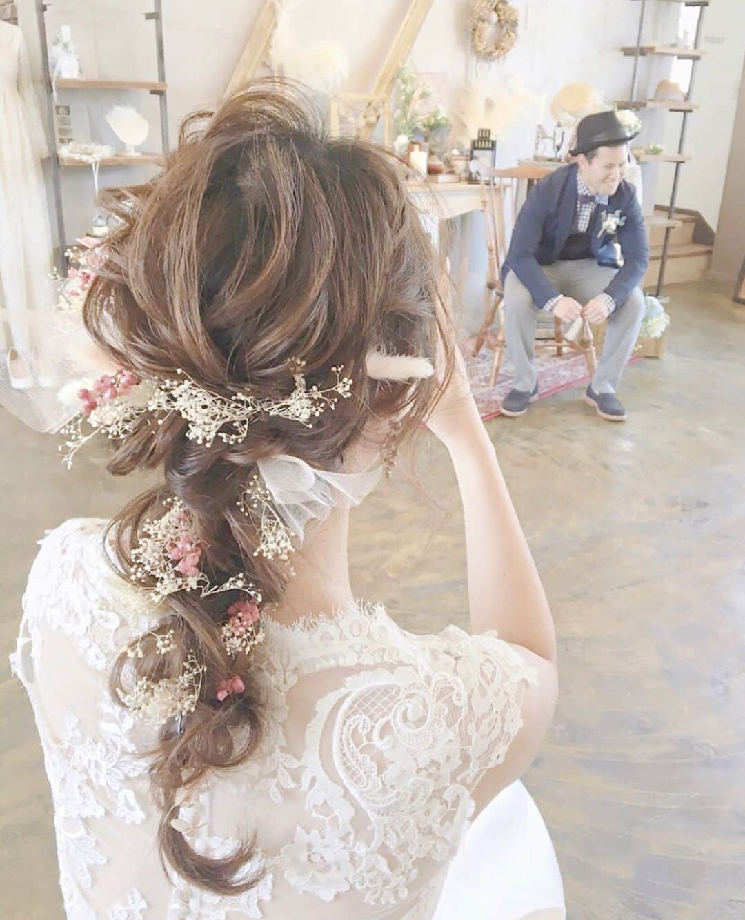 プレ花嫁の結婚式準備アプリ♡ -ウェディングニュースさんのインスタグラム写真 - (プレ花嫁の結婚式準備アプリ♡ -ウェディングニュースInstagram)「おしゃれで参考になる♡ブライダルヘア9選🌼 . . ➸➸➸➸➸➸➸💒➸➸➸➸➸➸➸ 同じ式場の卒花嫁さんの 本物の料金&見積もり&写真が見れる✨ . ウェディングニュース式場検索 👰 . アプリ： @weddingnews_editor web版： @weddingnews_concierge ➸➸➸➸➸➸➸➸➸➸➸➸➸➸➸➸ . . こちらのお写真は #ブライダルヘア メイクアーティスト @sunagawawa85 さんからリグラムさせて頂きました🌟ありがとうございました😊✨ . . . sunagawawa85さんのつくるヘアがどれもおしゃれで参考になるんです😍✨ . カバーは #ナチュラル ＆大人かわいい #ラプンツェルヘア 💓 . ゆるふわ #編み下ろし にドライの #かすみ草 やチュールを合わせたヘアで、 . 色味を抑えることでナチュラルに🌿だけどお花はたっぷりで大人可愛いラプンツェルヘアに仕上がっていますよね🌼💕 . レースが印象的な #ウエディングドレス の雰囲気にもぴったりです😊 . ほかのヘアとても素敵なのでぜひスワイプ👉🏻してみてくださいね💓 . . . ＼📷投稿お待ちしています／ . 花嫁はもちろん、業者さんも大歓迎✨ アナタのお写真をご紹介してもOKという方は、ぜひ #ウェディングニュース にお写真を投稿してください💕 . . ⬇︎関連アカウント⬇︎ . 💒式場検索 【 @weddingnews_concierge 】 👰マイレポ花嫁 【 @weddingnews_brides 】 . . その他、編集部からの連絡専用 @weddingnews_contact や、スタッフ個人の連絡用として @WN_xxxx（xxxは個人名）があります💕 . ………………………………………… ❤️WeddingNewsとは？ . 花嫁のリアルな”声”から生まれた 花嫁支持率No1✨スマホアプリです📱💕 . . 🌸知りたい… #結婚式準備 に役立つ記事を毎日150件配信中♩ . 🌸見たい… インスタの #ウェディング 系投稿TOP100が毎日チェックできる＊IG画像の複数ワード検索も可♩ . 🌸叶えたい… #結婚式 関連の予約サイトが大集合♩ . 🌸伝えたい… 自分の結婚式レポ『マイレポ』が簡単に作れる♩卒花嫁のレポが読める♩ . . @weddingnews_editor のURLからDLしてね✨ . . . #プレ花嫁 #結婚  #花嫁  #ウエディング  #プレ花嫁準備 #2019秋婚 #ウェディングヘア #ヘアスタイル #ヘアアレンジ #ナチュラルウェディング #ヘアメイク #日本中のプレ花嫁さんと繋がりたい #ドライフラワー #ヘッドドレス #ブライダルアクセサリー #お呼ばれヘア #ハワイ挙式 #リゾ婚」8月21日 22時27分 - weddingnews_editor