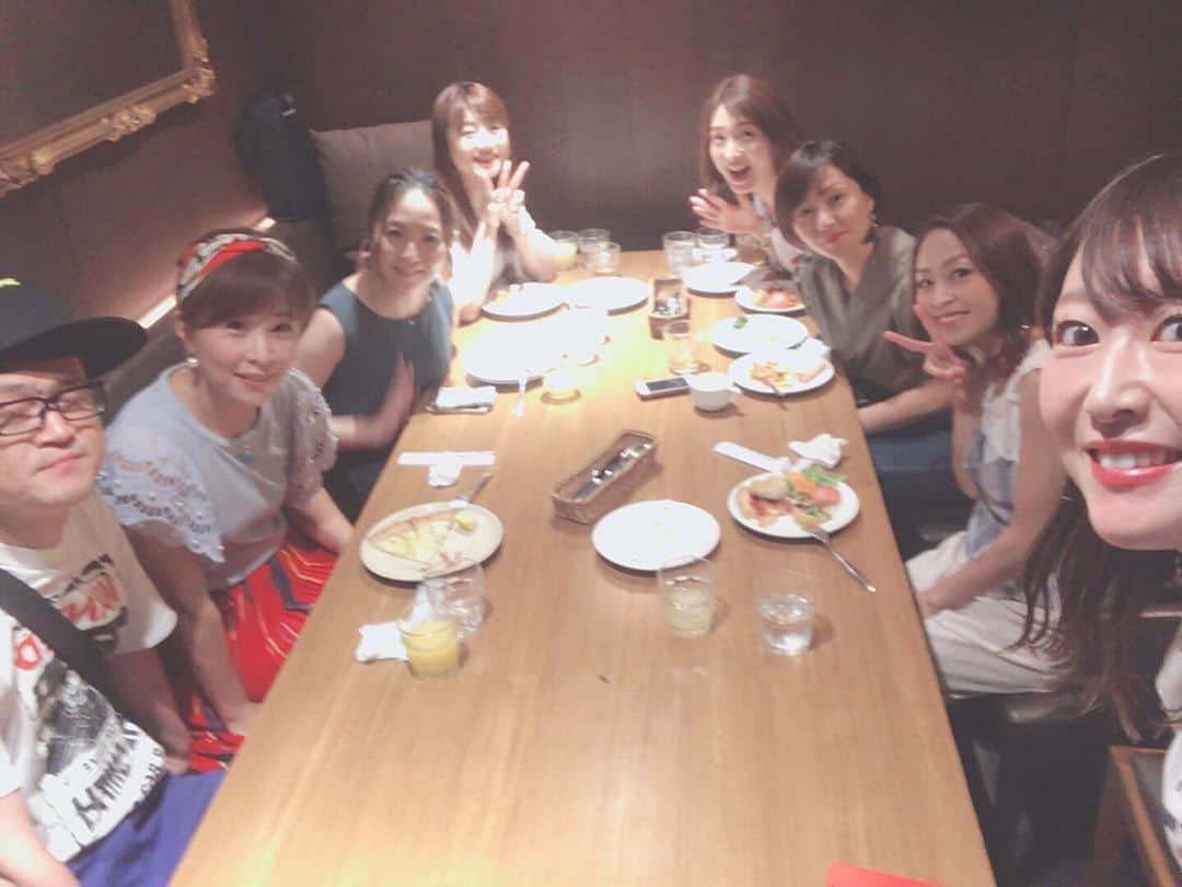 のインスタグラム：「楽しい仲間がいればお店はどこでも良いのですよ😊  この日は宏美ちゃんが二回だけ無料で行けるエステがあるんだよ💖と講習会が終わって連れてくれたんだけど、 顔をマッサージしてくれて、それがすごく気持ちよくて、終わって目がスッキリしました❣️スマホって目が疲れるんですってね👀最後のパックも物凄く良い香りで、癒され顔もピカピカなって気持ち良かったです❣️宏美ちゃんありがとう💖  @https://remigaku.com/  レミガクエステは、アメ村のど真ん中にあります💆‍♀️ #アメリカ村 #エステ #レミガクエステ」