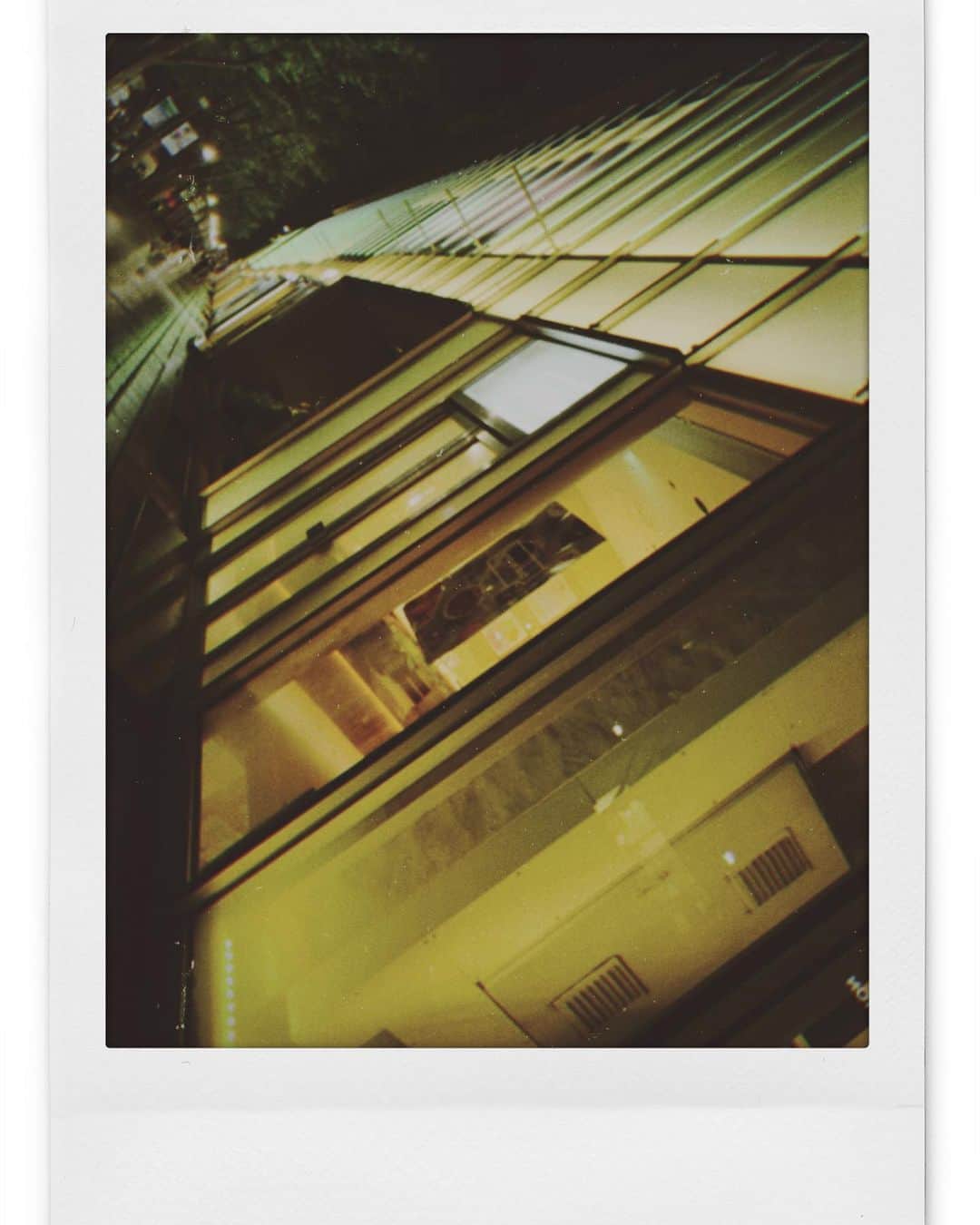 澁谷梓希さんのインスタグラム写真 - (澁谷梓希Instagram)「. . 🌃🚶‍♀️📸 . . #tokyo #japan #instax #japan #japan_focus  #camera #harajuku #omotesando」8月21日 22時21分 - azk_s811