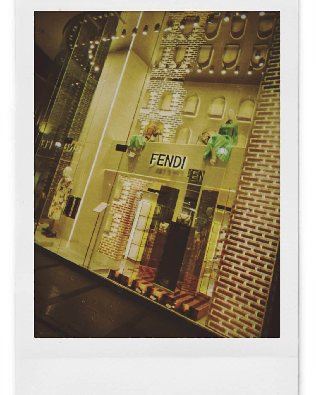 澁谷梓希さんのインスタグラム写真 - (澁谷梓希Instagram)「. . 🌃🚶‍♀️📸 . . #tokyo #japan #instax #japan #japan_focus  #camera #harajuku #omotesando」8月21日 22時21分 - azk_s811