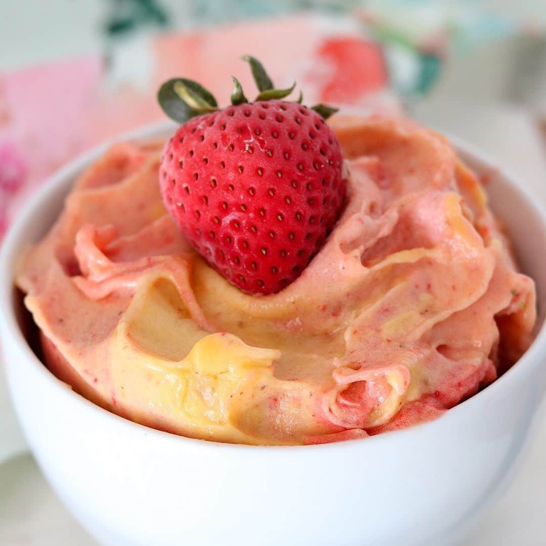 Yonanasさんのインスタグラム写真 - (YonanasInstagram)「Craving ice cream? This Strawberry + Mango + Banana Yonanas is a delicious 100% fruit alternative to satisfy your sweet tooth! ⠀ ⠀ Click the link in our bio for the recipe.」8月21日 22時24分 - yonanas