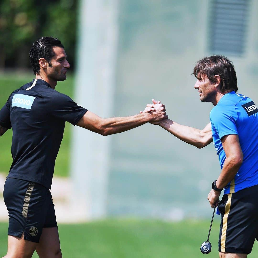 インテルナツィオナーレ・ミラノさんのインスタグラム写真 - (インテルナツィオナーレ・ミラノInstagram)「BACK AT WORK 🤝⚽️🔜 #Inter #ForzaInter #Conte #Training #Football」8月21日 22時31分 - inter