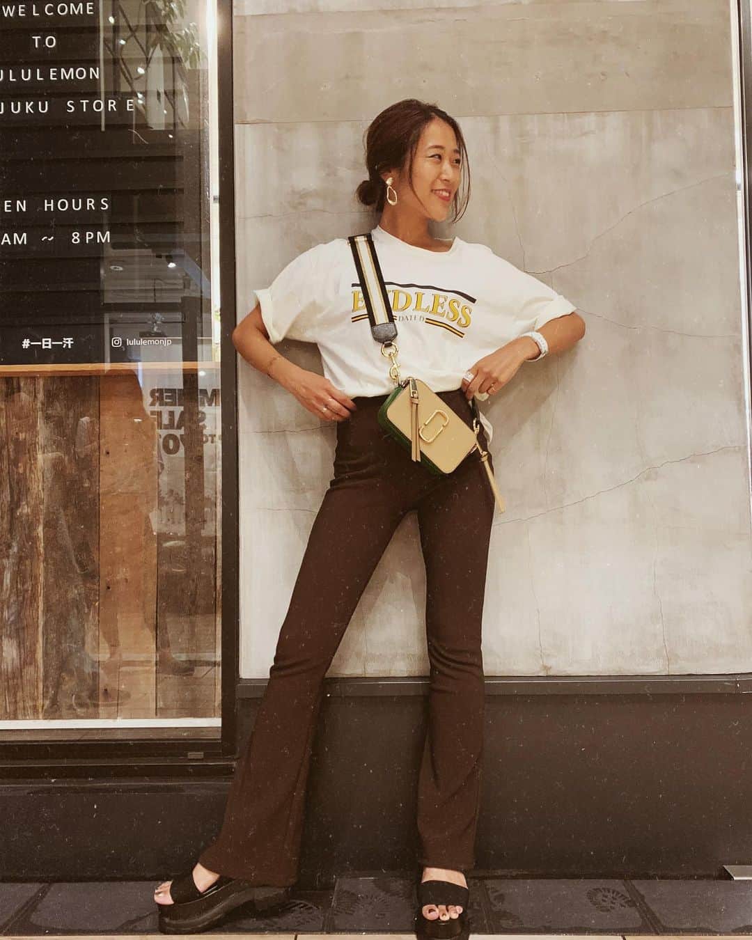 上野智子さんのインスタグラム写真 - (上野智子Instagram)「わたし一応毎日服を着てますからね？🥺 シールームのフレアレギンスは着やすさもスタイルアップ具合も最強です。。❤︎ #outfit #searoomlyn」8月21日 22時32分 - tomokoueno