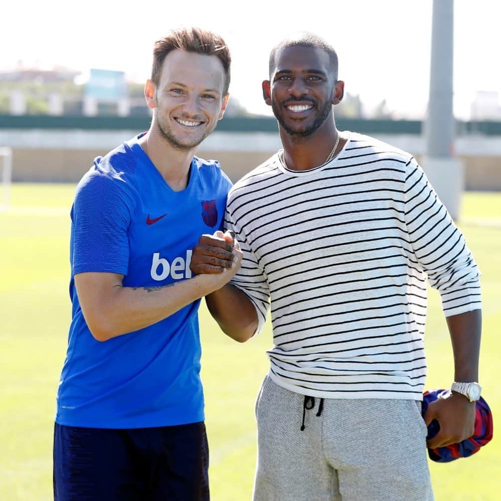イヴァン・ラキティッチのインスタグラム：「Amazing visit this morning..😱🔝👏 thanks for coming @cp3 #idol #3 🏀⚽️」