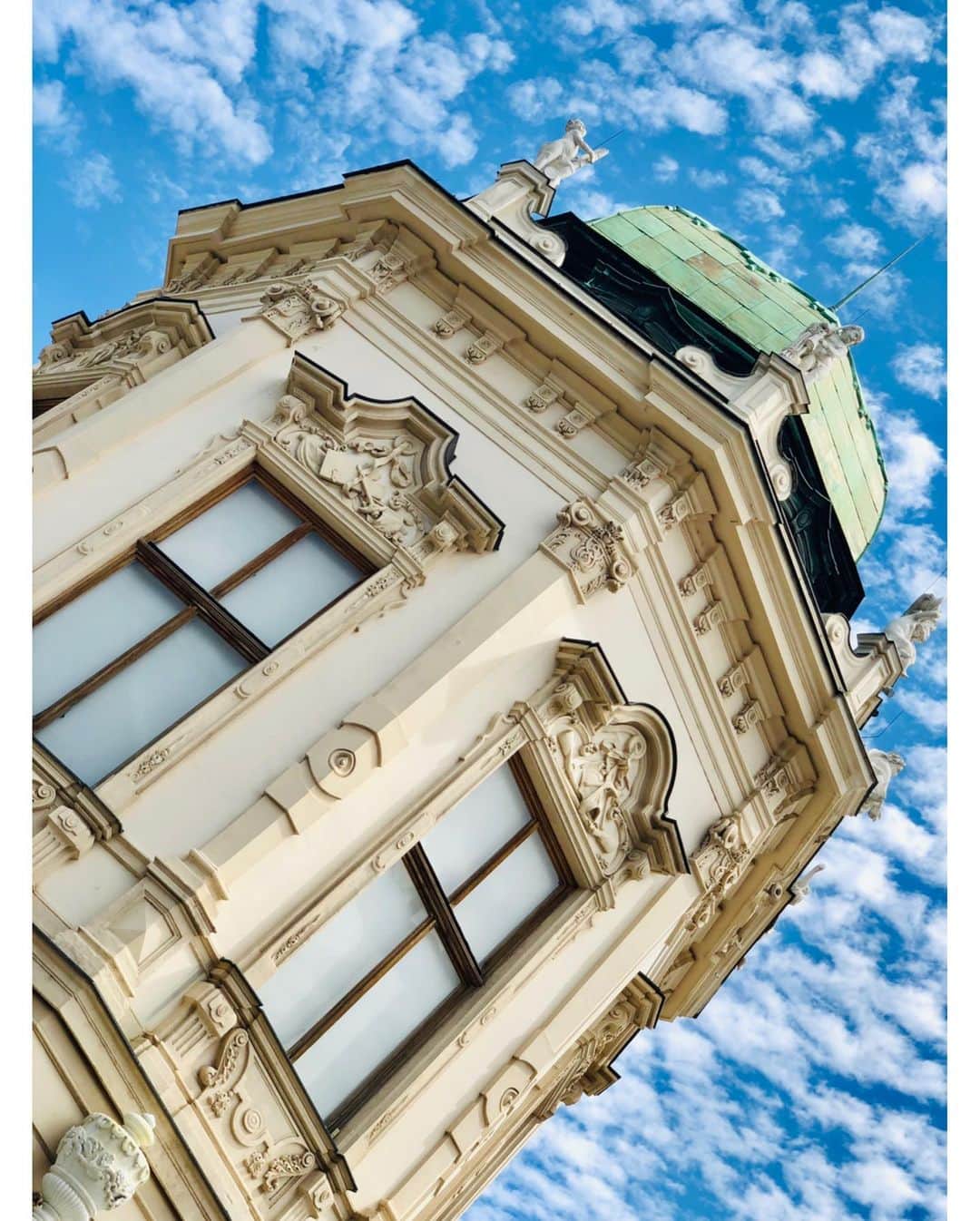 織田千穂さんのインスタグラム写真 - (織田千穂Instagram)「美術館内に入る前に 既に建物の外見がどこもかしこも 美し過ぎる件… 地震があるかないかで こうも建物って変わるんだなぁ∑(ﾟДﾟ) ✼••┈┈┈┈┈┈┈┈┈┈┈┈┈┈┈┈••✼ #グスタフクリムト #べルヴェデーレ宮殿 #クリムトの接吻 #接吻 #austria #ウィーン #オーストリア🇦🇹 #vienn #wien #ヨーロッパ旅行 #女子旅 #europe #旅好き女子 #タビジョ#klimt2019 #芸術好きな人と繋がりたい #アートのある暮らし#オーストリア #美術館 #artevent #instaart #美術館好きな人と繋がりたい #art #museum #instamuseum #artmuseum #アート巡り #芸術 #美術館巡り #芸術鑑賞 ✼••┈┈┈┈┈┈┈┈┈┈┈┈┈┈┈┈••✼」8月21日 22時39分 - chihoda