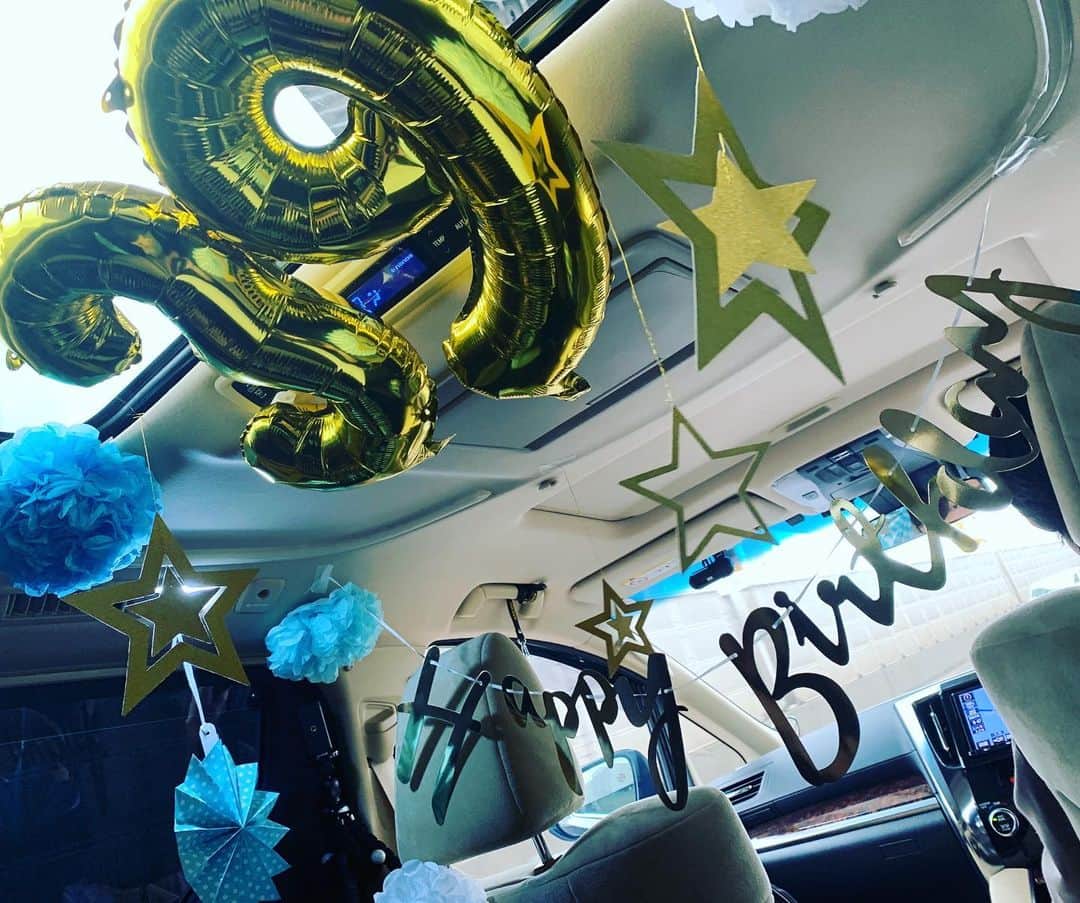 のインスタグラム：「皆様から頂いた沢山の誕生日の祝福、本当にありがとうございました！  有難過ぎて、有難い気持ちを通り越して恐縮してしまい、祝福をありがとうの気持ちを伝えたいはずなのに気づいたら「すいません」とか「ごめんなさい」とか言ってたw  ということで、改めて感謝の気持ちを込め、色々あって疎遠になってたSNS上で、久しぶりにあれこれ書こうと思います。  今年で39歳。もうすぐ40代目前で、とにかく時の流れの速さに驚いてます。  15年前にこのアート＆エンタメの世界に入って以来、いろんなジャンルの仕事のやり方とそれぞれの国やリージョンでの異なるルールを学ばせて頂き、地球をふらふらサバイブしてきました。  思い返すと以前は、特定の場所や職業に固執しない、必要であれば状況によっていつでも方向転換できる自由気ままなメンタリティこそ瘋癲みたいな自分に合ってる生き方だなと思ってた気がします。  所謂、サバイバルオブザフィテストというやつです。  その頃からずっと今も変わらないのは、自分が何をやりたいのか？何に興味があるのか？という気持ちを大切にしたいという事で、やっぱり根っこはあんまり変わってないなー、と思います。  そして多種多様なお仕事の現場を経験させていただく日々の中で、自分の至らない点や足りない部分をハッキリ自覚する時があります。  プロフェッショナルとして、人として、今自分がここにいる資格があるのか？的な、内省的な気持ちになることがあります。  長年の激しい運動によるダメージの蓄積＆今年初めのアジアツアーでの首振り過ぎで、頚椎の椎間板ヘルニアになってベッドから起きれない体験をして以来、自分の肉体的限界みたいな実感もあってか、リハビリを経て回復した今も不意に無力感を感じることがあります。  それでも、やりたくて始めたことは続けたい。  覚悟を持って、然るべき責任を背負い、全力でその責任を全うすることでしか守れない大切なモノがある、と常々思いますが、そんな厳しい現実のなかでも学び続けることを諦めず、今後も一歩一歩精進していきたいと思っています。  で、懸案のSNSについてなんですが、、、 ご覧の通りアカウントは基本放置プレイですw  アップデートを楽しみにしてくださっている方、本当ごめんなさい。  普段の生活の中で言葉を書くと言うと、締め切りに追われてヒーヒー言いながらなんとか間に合ってる作詞作曲の作業がまずあって、制作に関するやり取りや業務メールの返信、あとはたまに書く謎の企画書とか㊙️ 書くという分野において、自分の能力限界まで攻めてるはず？  いやいや、頑張ればもっといけるはず。  そういえば、SNSって写真だけアップでもいいし、何にせよ、昔はもっと気楽に適当にSNSやってたなー。  まぁ義務でもないし、中途半端に放置するならアカウント閉じてSNS引退でいいんじゃない？  いやでも、現代社会においてSNSを使いこなし発信してく技術は重要で、SNSを常用するリズム感の中でしか鍛えられないセンスもあるよねー。  でも、今の自分にはそれとは全く違うタイプの努力が必要で、限られた時間の中でやるべき事の優先順位をつけて一つ一つの作業をクリアしてると、情報収集の目的以外ではSNSのアプリ開く気にならないw  すまん。＜＝＝＝（今ここ）  っていう状況です。  このSNS絶賛放置プレイ期間中に、アカウント乗っ取り疑惑や陰謀論等あったようですがw  コンプライアンスや契約書がどうこうという理由だけでSNSを使う機会が減った訳ではないので、皆さま御心配要りません。  これもある意味好きで始めたことなので、今後もSNSゆるく続けていきます。  各SNSのInfoアカウントはスタッフが私の意思を元に日々アップデートしてくれてるので、是非とも温かく見守ってください。  そして、ちょっかい出したり、ツッコミ入れたりしてください。僕も見てるので。  ここ数日間、皆様から沢山の祝福を頂いたことで改めて、今自分がやりたいことに集中してチャレンジできる、とても恵まれた環境にいることを認識させて頂きました。  自分は後世に何を残せるのか？これからも自然体で突き詰めて行ければと思ってます。  今後ともオンライン・オフライン問わず、末長くお付き合い頂けたら幸いです。  Thank you, and God bless always!!」