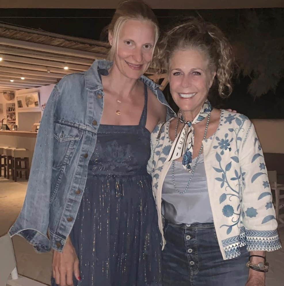 スターメラのインスタグラム：「⭐️NEVAEH JACKET ⭐️LUANA MAXI DRESS @ritawilson  spotted in #greece wearing Star Mela!! . . . . . . #holiday#greece#starmela#starmelajacket#summerallyearlong #summer#love#mystarmela#ritawilson#holidayoutfit #wednesday #wednesdaymood#starmela」