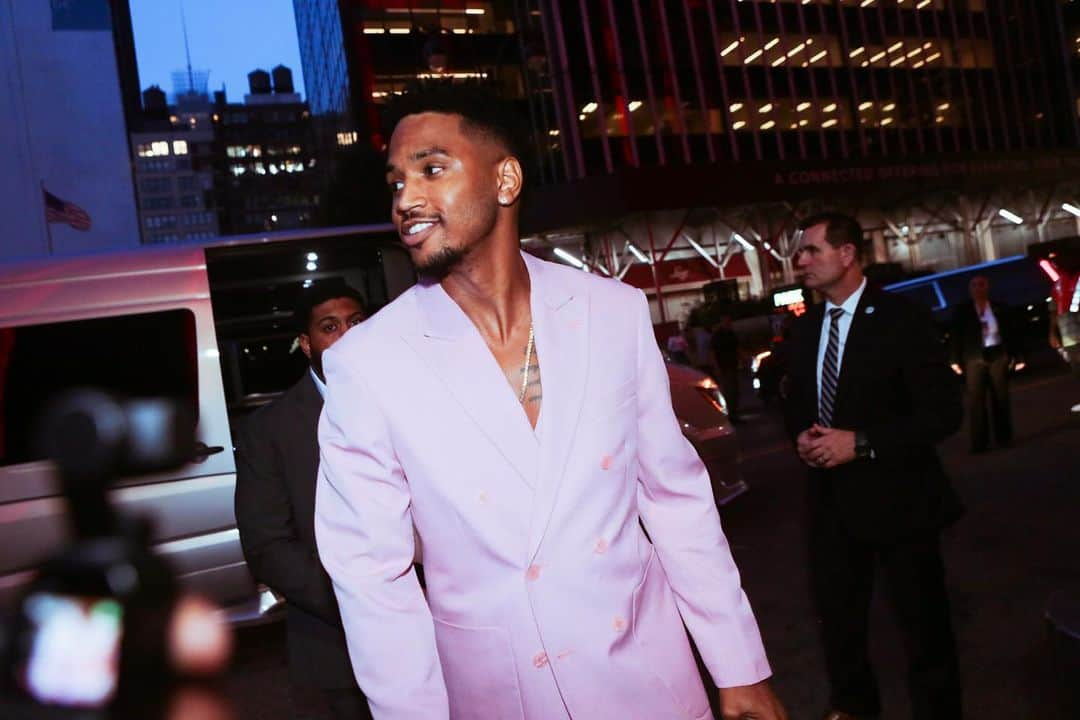 トレイ・ソングスさんのインスタグラム写真 - (トレイ・ソングスInstagram)「Guess a suit with a smile fits me after all.」8月22日 4時14分 - treysongz