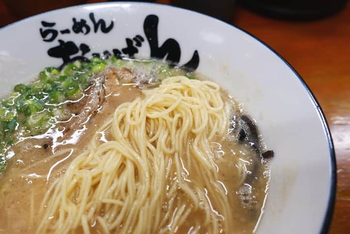 福岡グルメ 福岡ランチ「デビログ」さんのインスタグラム写真 - (福岡グルメ 福岡ランチ「デビログ」Instagram)「警固にある『#おいげん 』の「#豚骨らーめん 」600円・税込で〆✌️ いつもはバリカタでお願いするのだが、このお店ではバリカタがどうも合わない気がして、いろいろと試してみた。 無理を言って「豚骨らーめん」に「醤油ラーメン」用の中華麺でも食べてみたが、やっぱり「豚骨らーめん」の麺の「やわ麺」が一番しっくりきたよ🙆‍♂️ 店員さんにも聞いてみたが”やわ麺派”が多かったので妙に納得してしまった😊 プラス100円でトッピングできる「煮玉子」はやっぱり外せない。 販売機の写真のように最初から玉子を割って提供してくれると嬉しいんやけどねぇ～ 次回は煮玉子は割ってくださいとお願いしてみよう～😄 . 他pic、内観などは「デビログ」に掲載しています。 サイトを見る場合はブラウザで「デビログ」で検索👉 . #らーめんおいげん #福岡市中央区警固 1-13-1 ARK警固1F 092-714-1433 11:30～16:00 18:00〜4:00 日曜日定休 . ♦️福岡グルメ 福岡ランチを検索できるブログ は「デビログ」で検索👉 ♦️マニアックな情報や本当に美味しいお店情報なら「もっとデビログ」で検索👉 . #警固グルメ #警固ランチ #福岡ラーメン #福岡とんこつラーメン #福岡豚骨ラーメン #警固 #福岡 #博多 #fukuokapics #fukuoka #fukuokacity #hakata #fukuokarestaurant #fukuokagourmet #IGersJP #ig_japan #福岡レストラン #福岡飲食店 #福岡グルメ #福岡ランチ #福岡ごはん #福岡ご飯 #食べログ福岡 #福岡飯 #福岡食べ歩き」8月21日 22時54分 - devi_takahashi