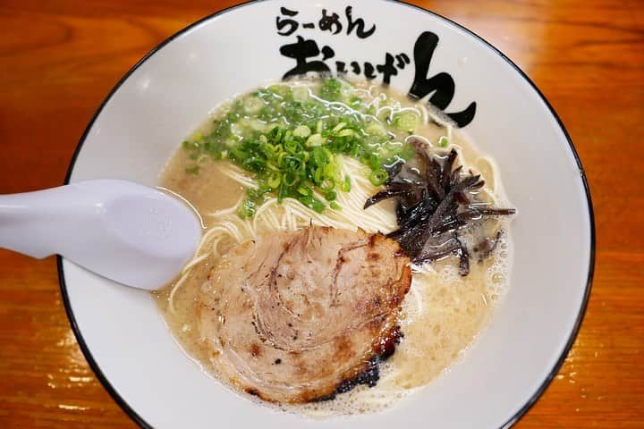 福岡グルメ 福岡ランチ「デビログ」さんのインスタグラム写真 - (福岡グルメ 福岡ランチ「デビログ」Instagram)「警固にある『#おいげん 』の「#豚骨らーめん 」600円・税込で〆✌️ いつもはバリカタでお願いするのだが、このお店ではバリカタがどうも合わない気がして、いろいろと試してみた。 無理を言って「豚骨らーめん」に「醤油ラーメン」用の中華麺でも食べてみたが、やっぱり「豚骨らーめん」の麺の「やわ麺」が一番しっくりきたよ🙆‍♂️ 店員さんにも聞いてみたが”やわ麺派”が多かったので妙に納得してしまった😊 プラス100円でトッピングできる「煮玉子」はやっぱり外せない。 販売機の写真のように最初から玉子を割って提供してくれると嬉しいんやけどねぇ～ 次回は煮玉子は割ってくださいとお願いしてみよう～😄 . 他pic、内観などは「デビログ」に掲載しています。 サイトを見る場合はブラウザで「デビログ」で検索👉 . #らーめんおいげん #福岡市中央区警固 1-13-1 ARK警固1F 092-714-1433 11:30～16:00 18:00〜4:00 日曜日定休 . ♦️福岡グルメ 福岡ランチを検索できるブログ は「デビログ」で検索👉 ♦️マニアックな情報や本当に美味しいお店情報なら「もっとデビログ」で検索👉 . #警固グルメ #警固ランチ #福岡ラーメン #福岡とんこつラーメン #福岡豚骨ラーメン #警固 #福岡 #博多 #fukuokapics #fukuoka #fukuokacity #hakata #fukuokarestaurant #fukuokagourmet #IGersJP #ig_japan #福岡レストラン #福岡飲食店 #福岡グルメ #福岡ランチ #福岡ごはん #福岡ご飯 #食べログ福岡 #福岡飯 #福岡食べ歩き」8月21日 22時54分 - devi_takahashi