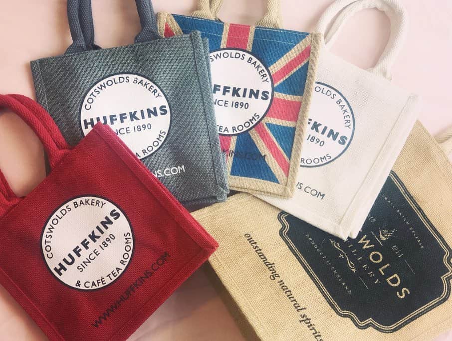 のインスタグラム：「#cotswolds にある #huffkins でトートバックとワインバックをお土産として購入☺︎(ワインバックはGinのお店で購入) 日本だと7倍以上の値段で売ってて安さに驚き😂  これでピクニック行ったり、 お弁当入れて持ち歩きたい🍙  そしてHuffkinsのエクレアもおススメ✨味はストロベリー、キャラメル、チョコレートの3種類🍫  #travel #London」