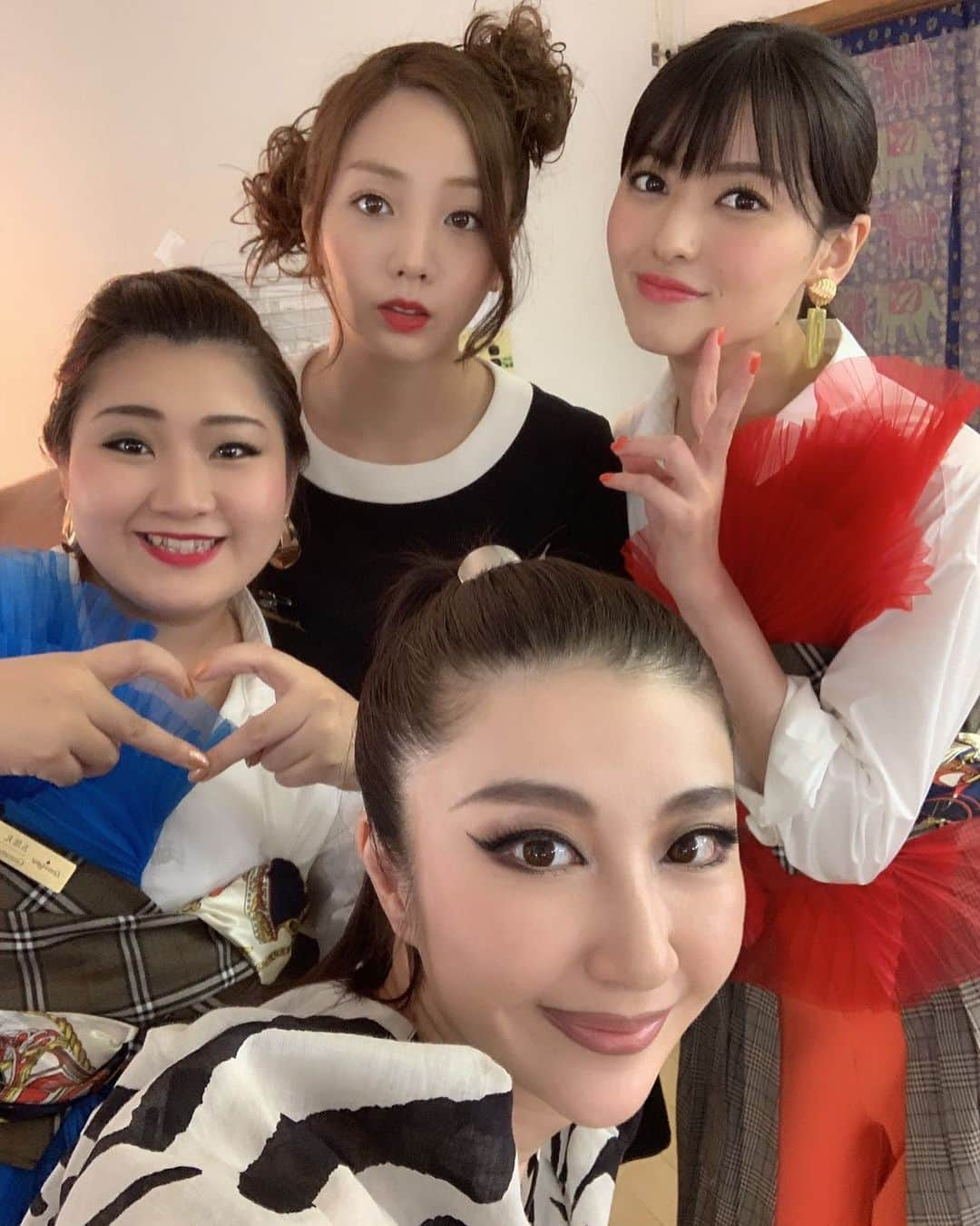 矢島舞美さんのインスタグラム写真 - (矢島舞美Instagram)「. #舞台#上にいきたくないデパート、本日無事に幕があがりました‼︎ ご来店いただき、誠にありがとうございました。たくさんの方がお越しくださっていて、とても嬉しかったです(T ^ T)♡明日はどんはお客様に出会えるかな？♡千秋楽までみんなと共にたのばります♡‼ . . #西丸優子 さん #能條愛未 ちゃん #奥村佳代 ちゃん #矢島舞美」8月21日 22時53分 - maimiyajima_official_uf