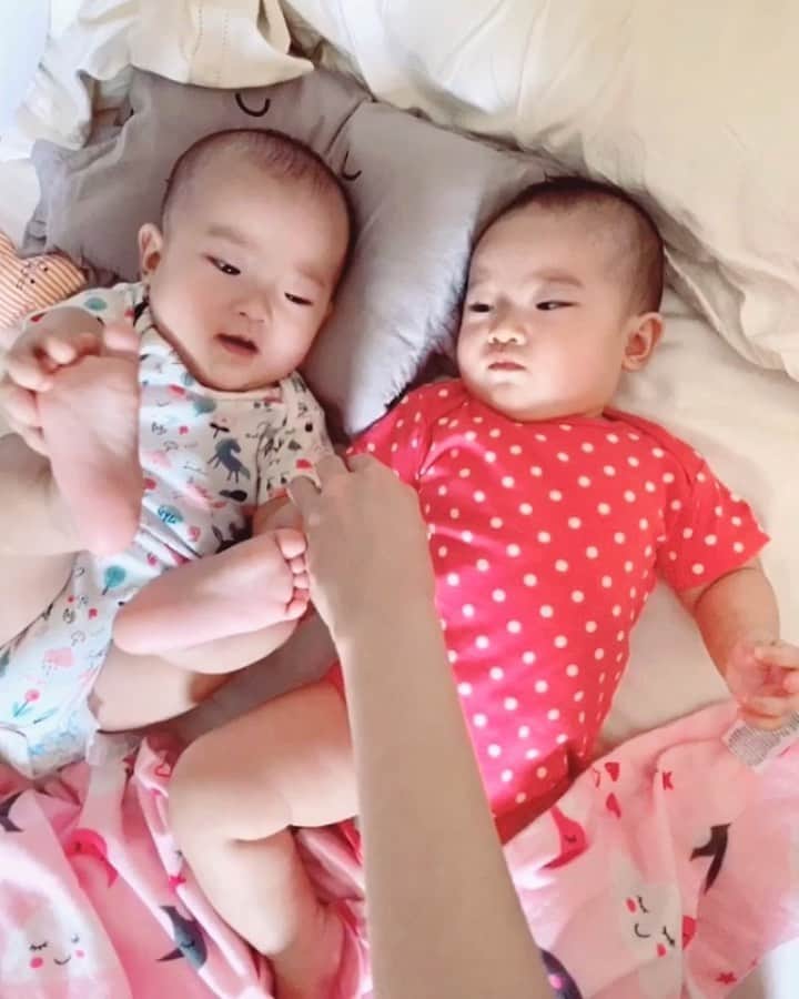 ジェシカ・ヤマダのインスタグラム：「Alasan punya anak? 💭🐣 Random mikir. Dulu sebelum punya @jessbebes, bahkan sebelum merit, sebelum pacaran sama Ant, dan jauh sebelum2nya lagi, aku suka bingung sama orang2 yang pengen punya anak. Di mata aku, punya anak = komitmen SEUMUR HIDUP yang harus rela korbanin waktu, uang, tenaga, kebebasan, dan bahkan cita-cita atau jari diri bagi sebagian orang. Kesannya jadi punya anak = beban, yes? Belum lagi aku cewek, kalau mau punya anak = udah siap kah bentuk badan berubah? 😬 . Terus aku jadi mikir, sebenernya apa sih alasan orang pengen punya anak? Jawaban standar kan biasanya gini ya: - supaya ada penerus garis keturunan - emang suka anak2 - udah umurnya - soalnya temen2 udah pada punya anak - supaya kalo tua ada yang jagain . Dan ada lagi yang jawab gini: - supaya pas Lebaran / CNY ga ditanya2 lagi kapan punya anak - buat nyenengin suami / istri / orang tua / mertua / kakek nenek / temen2 / tetangga / tukang bakso di kantin sebelah . Terus terang alasan2 di atas menurut aku agak egois / dodol ya, karena rata2 based on FEAR and konformitas aja. Kecuali yang jawab “emang suka anak2”, karena menurut aku at least mungkin buat dia, anak bisa bring happiness, and happiness is a valid reason for me. . Coba deh bayangin perasaan si anak kalau dia udah gede dan tanya ke ortunya ‘alasan mama/papa mau punya anak apa sih?’ 🙈 *jawab aja dengan senyuman dan uang jajan* 😌😜 . Anyway setelah jadi ortu (walau baru sebentar, tapi) emang berasa banget sih semua pengorbanan yang aku sebutin di atas. Nah, buat yang lagi mikir pengen punya anak, coba hayo ditimbang2 dulu, sebanding ga alasan kalian pengen punya anak dengan resiko pengorbanan yang ada? Kalo buat aku, jujur SUPER DUPER MEGA ULTRA WORTH IT. 😍🙏💕 . #jessshares」