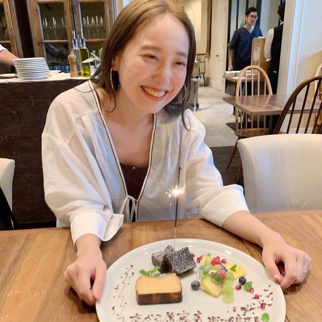 tappy1119さんのインスタグラム写真 - (tappy1119Instagram)「今日のお昼ご飯は﻿ ECチームのみなさんがランチを予約してくださり﻿ このメンバーで最後のランチ🍽﻿ ﻿ 素敵なお料理と祝福までいただき ありがとうございます！💐 ﻿ プレスの敷田さんは夏まで産休。﻿ 思えば去年の夏...﻿ 大阪のカフェに呼び出され敷田さんからの﻿ 1時間半ほどの口説きがあり今のわたしがいます。笑✨✨﻿ ﻿ かれこれ10年関西のKastaneで働いていた私は﻿ 東京異動どお？って言われてもすぐにはスッ。て﻿ 頭に入りませんでした。﻿ ﻿ ﻿ でも、〝仕事の楽しさ〝を教えてくれたのは﻿ 当時の店長、 敷田さんだったとゆうこと。﻿ 東京で一緒に働くことを考えた時に、﻿ 間違いなくプラス﻿ のことしかないだろう。と思い上京しましたが﻿ やっぱり学ぶことだらけで、一年経った今でも﻿ 敷田さんほんますごいなあ。。。。って﻿ 圧倒されている日々です。✨。﻿ ﻿ ﻿ 提案したことに対して﻿ いいと思う〜って否定せず自信を持たせてくれることも﻿嬉しかったなあ。﻿ #もちろん却下もいっぱいあるけど﻿ ﻿ ﻿ 上司ですが、〝お姉さん〝のような存在！﻿ スタッフに近いプレスの敷田さんが大好きです。﻿ 産休後Kastaneに帰ってくるのを﻿ 楽しみにしてます..... ✨🌻﻿ ﻿ ﻿ そして、﻿ ﻿ いつまでも可愛いくてずっと私の憧れ久門さん、﻿ 強いこだわりがお客様の笑顔になっている吉田さん、﻿ 色々優しく教えてくれた、コレさんカネコリア！﻿ ﻿ Kastane WEBモデルをしている﻿ Kastaneを代表するスーパーモデルちょす、﻿ 何でも着こなしちゃうスタイルの持ち主もみこ、﻿ 新人エースまゆこ、﻿ みんな大好きえぐっちょ！！﻿ ﻿ ﻿ 店舗に直接お買い物に行けない方へ.﻿ 画面越しにKastaneの可愛い！を、作っている﻿ 最高な ECチームです！﻿ ﻿ 大阪勤務になるので 毎週、プレスルームには出勤できなくなりますが﻿ 毎月の東京出張でみなさんと引き続き﻿ 働けることが楽しみです ...🌼﻿ ﻿  原宿店勤務はのこり 23.24.25日の三日間。 皆様ご来店お待ちしております！  #Kastane」8月21日 22時56分 - tappy1119