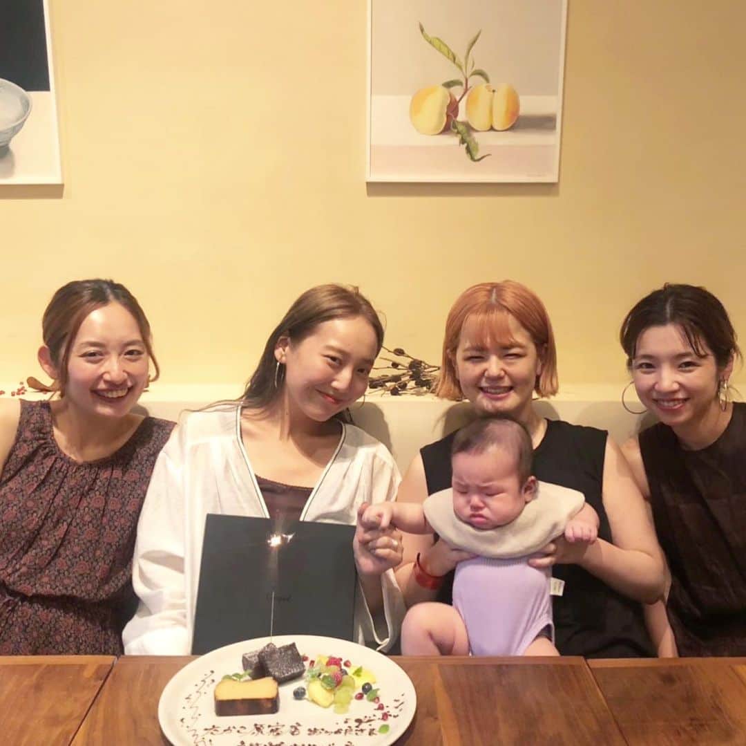 tappy1119さんのインスタグラム写真 - (tappy1119Instagram)「今日のお昼ご飯は﻿ ECチームのみなさんがランチを予約してくださり﻿ このメンバーで最後のランチ🍽﻿ ﻿ 素敵なお料理と祝福までいただき ありがとうございます！💐 ﻿ プレスの敷田さんは夏まで産休。﻿ 思えば去年の夏...﻿ 大阪のカフェに呼び出され敷田さんからの﻿ 1時間半ほどの口説きがあり今のわたしがいます。笑✨✨﻿ ﻿ かれこれ10年関西のKastaneで働いていた私は﻿ 東京異動どお？って言われてもすぐにはスッ。て﻿ 頭に入りませんでした。﻿ ﻿ ﻿ でも、〝仕事の楽しさ〝を教えてくれたのは﻿ 当時の店長、 敷田さんだったとゆうこと。﻿ 東京で一緒に働くことを考えた時に、﻿ 間違いなくプラス﻿ のことしかないだろう。と思い上京しましたが﻿ やっぱり学ぶことだらけで、一年経った今でも﻿ 敷田さんほんますごいなあ。。。。って﻿ 圧倒されている日々です。✨。﻿ ﻿ ﻿ 提案したことに対して﻿ いいと思う〜って否定せず自信を持たせてくれることも﻿嬉しかったなあ。﻿ #もちろん却下もいっぱいあるけど﻿ ﻿ ﻿ 上司ですが、〝お姉さん〝のような存在！﻿ スタッフに近いプレスの敷田さんが大好きです。﻿ 産休後Kastaneに帰ってくるのを﻿ 楽しみにしてます..... ✨🌻﻿ ﻿ ﻿ そして、﻿ ﻿ いつまでも可愛いくてずっと私の憧れ久門さん、﻿ 強いこだわりがお客様の笑顔になっている吉田さん、﻿ 色々優しく教えてくれた、コレさんカネコリア！﻿ ﻿ Kastane WEBモデルをしている﻿ Kastaneを代表するスーパーモデルちょす、﻿ 何でも着こなしちゃうスタイルの持ち主もみこ、﻿ 新人エースまゆこ、﻿ みんな大好きえぐっちょ！！﻿ ﻿ ﻿ 店舗に直接お買い物に行けない方へ.﻿ 画面越しにKastaneの可愛い！を、作っている﻿ 最高な ECチームです！﻿ ﻿ 大阪勤務になるので 毎週、プレスルームには出勤できなくなりますが﻿ 毎月の東京出張でみなさんと引き続き﻿ 働けることが楽しみです ...🌼﻿ ﻿  原宿店勤務はのこり 23.24.25日の三日間。 皆様ご来店お待ちしております！  #Kastane」8月21日 22時56分 - tappy1119