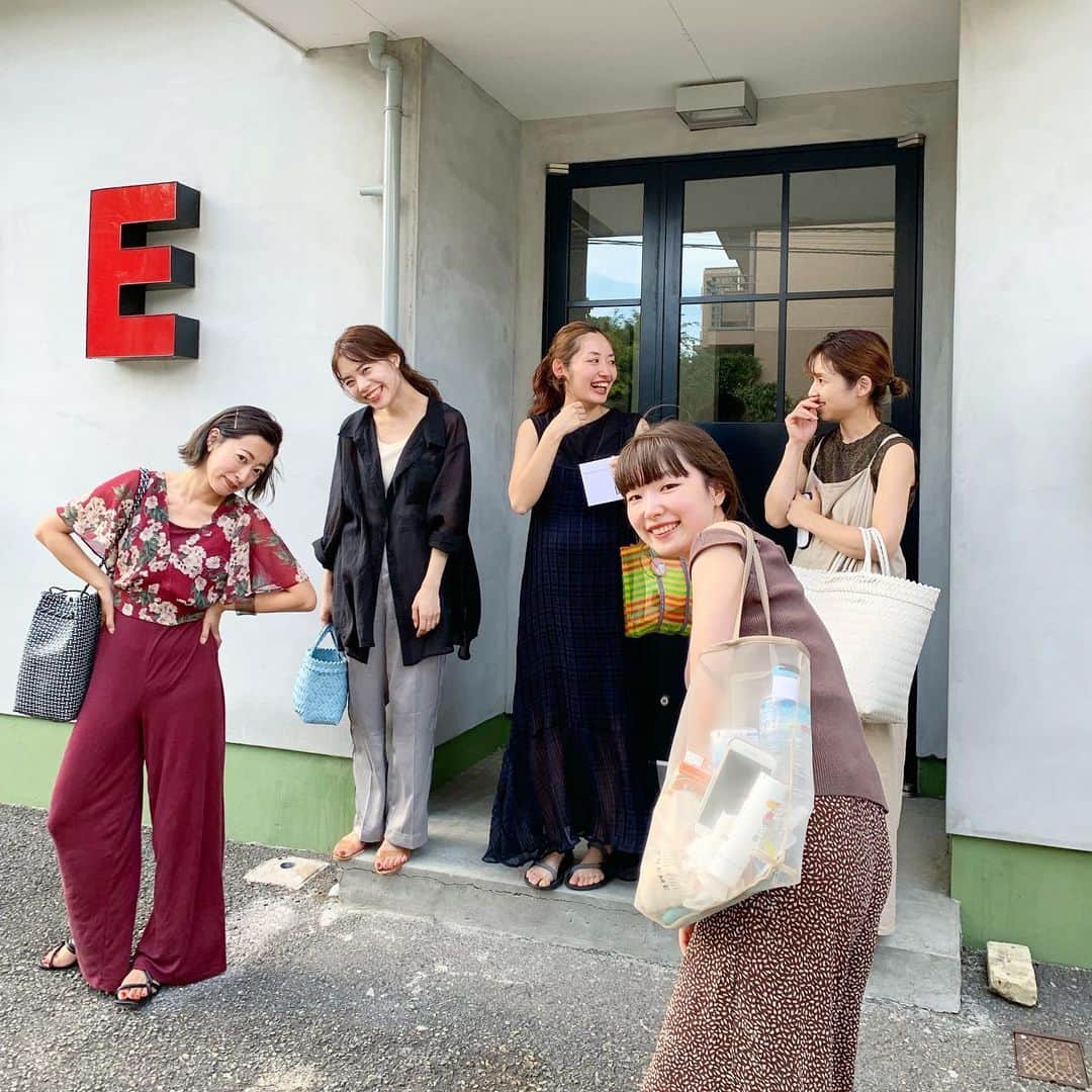 のインスタグラム：「今日のお昼ご飯は﻿ ECチームのみなさんがランチを予約してくださり﻿ このメンバーで最後のランチ🍽﻿ ﻿ 素敵なお料理と祝福までいただき ありがとうございます！💐 ﻿ プレスの敷田さんは夏まで産休。﻿ 思えば去年の夏...﻿ 大阪のカフェに呼び出され敷田さんからの﻿ 1時間半ほどの口説きがあり今のわたしがいます。笑✨✨﻿ ﻿ かれこれ10年関西のKastaneで働いていた私は﻿ 東京異動どお？って言われてもすぐにはスッ。て﻿ 頭に入りませんでした。﻿ ﻿ ﻿ でも、〝仕事の楽しさ〝を教えてくれたのは﻿ 当時の店長、 敷田さんだったとゆうこと。﻿ 東京で一緒に働くことを考えた時に、﻿ 間違いなくプラス﻿ のことしかないだろう。と思い上京しましたが﻿ やっぱり学ぶことだらけで、一年経った今でも﻿ 敷田さんほんますごいなあ。。。。って﻿ 圧倒されている日々です。✨。﻿ ﻿ ﻿ 提案したことに対して﻿ いいと思う〜って否定せず自信を持たせてくれることも﻿嬉しかったなあ。﻿ #もちろん却下もいっぱいあるけど﻿ ﻿ ﻿ 上司ですが、〝お姉さん〝のような存在！﻿ スタッフに近いプレスの敷田さんが大好きです。﻿ 産休後Kastaneに帰ってくるのを﻿ 楽しみにしてます..... ✨🌻﻿ ﻿ ﻿ そして、﻿ ﻿ いつまでも可愛いくてずっと私の憧れ久門さん、﻿ 強いこだわりがお客様の笑顔になっている吉田さん、﻿ 色々優しく教えてくれた、コレさんカネコリア！﻿ ﻿ Kastane WEBモデルをしている﻿ Kastaneを代表するスーパーモデルちょす、﻿ 何でも着こなしちゃうスタイルの持ち主もみこ、﻿ 新人エースまゆこ、﻿ みんな大好きえぐっちょ！！﻿ ﻿ ﻿ 店舗に直接お買い物に行けない方へ.﻿ 画面越しにKastaneの可愛い！を、作っている﻿ 最高な ECチームです！﻿ ﻿ 大阪勤務になるので 毎週、プレスルームには出勤できなくなりますが﻿ 毎月の東京出張でみなさんと引き続き﻿ 働けることが楽しみです ...🌼﻿ ﻿  原宿店勤務はのこり 23.24.25日の三日間。 皆様ご来店お待ちしております！  #Kastane」