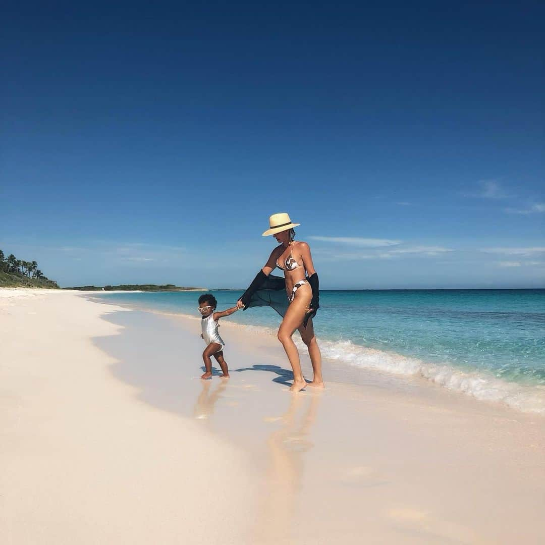 クロエ・カーダシアンさんのインスタグラム写真 - (クロエ・カーダシアンInstagram)「I still can’t get over our beautiful vacation location. This beach is a slice of heaven! Lord, thank You! Forever and always, thank You!!」8月21日 22時58分 - khloekardashian