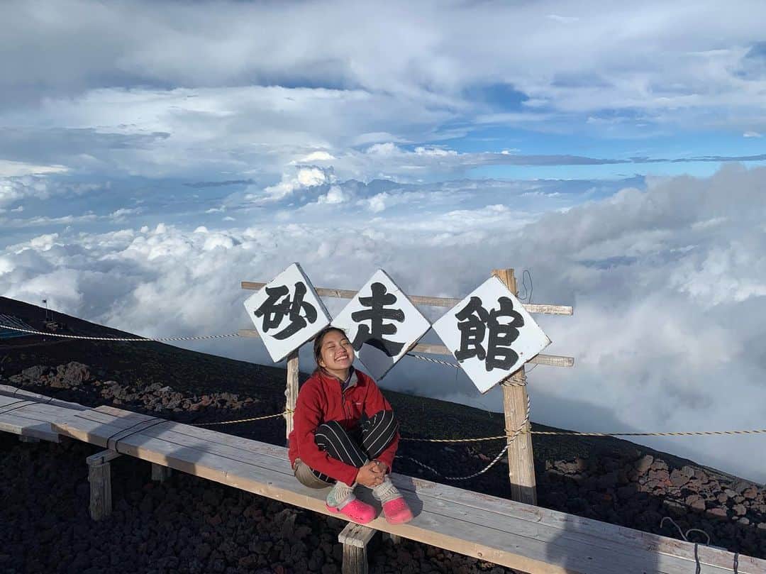 Rihwaさんのインスタグラム写真 - (RihwaInstagram)「富士山登ってきました！！！！🗻🦅🍆🇯🇵 20代ラストチャンス、どうなったのか！！！！ インスタストーリーズを観てね〜！😆🗻🇯🇵 #Rihwa #富士山 #富士登山 #MtFuji #Fuji #Japan」8月21日 22時59分 - rihwa_official