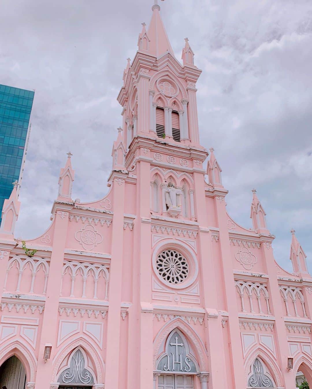 利咲さんのインスタグラム写真 - (利咲Instagram)「ピンク色が可愛い、インスタ映えでしかないダナン大聖堂💒 海外現地の教会等、建造物を見るの好きなのですが、ベトナムは仏教がメインの国でありながらも素敵な教会がいくつかあります🔔 今回は行けてないけどホーチミンにももっとピンクの教会があるみたい！ 女子はピンクのものに集まるという性質理解しました。笑  #ホイアン #hoian #ベトナム #vietnam #ダナン #danang #danangtrip #ホーチミン #hochiminh #ハノイ #Hanoi #世界遺産 #Asia #ランタン #ラプンツェル #lantern #Lanthan #photogenic  #pearlhoian #thepearlhoian #5starhotel #fivestarhotel #beach  #anbang #ダナン大聖堂 #ピンク #教会」8月21日 22時59分 - himeringo908