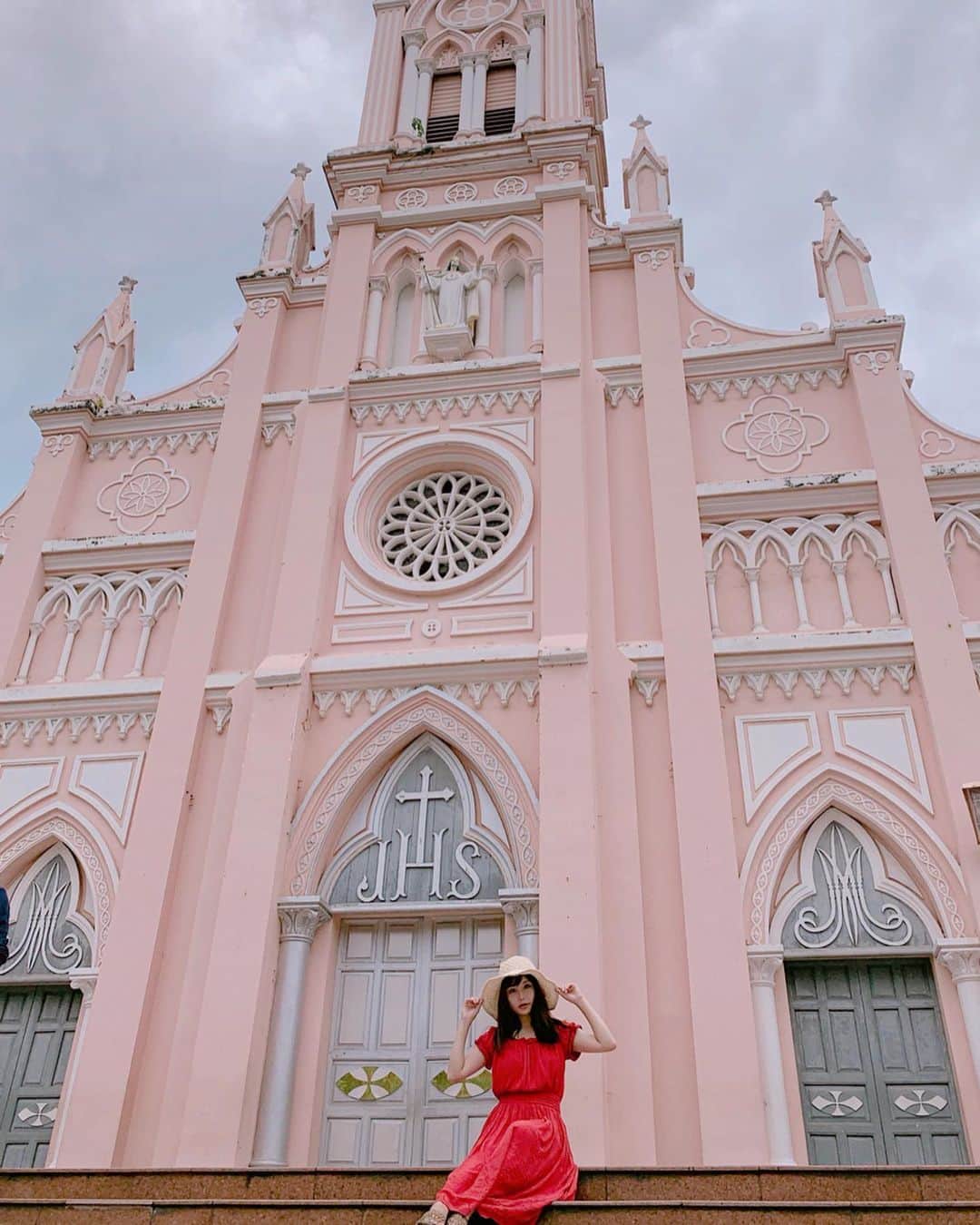 利咲さんのインスタグラム写真 - (利咲Instagram)「ピンク色が可愛い、インスタ映えでしかないダナン大聖堂💒 海外現地の教会等、建造物を見るの好きなのですが、ベトナムは仏教がメインの国でありながらも素敵な教会がいくつかあります🔔 今回は行けてないけどホーチミンにももっとピンクの教会があるみたい！ 女子はピンクのものに集まるという性質理解しました。笑  #ホイアン #hoian #ベトナム #vietnam #ダナン #danang #danangtrip #ホーチミン #hochiminh #ハノイ #Hanoi #世界遺産 #Asia #ランタン #ラプンツェル #lantern #Lanthan #photogenic  #pearlhoian #thepearlhoian #5starhotel #fivestarhotel #beach  #anbang #ダナン大聖堂 #ピンク #教会」8月21日 22時59分 - himeringo908