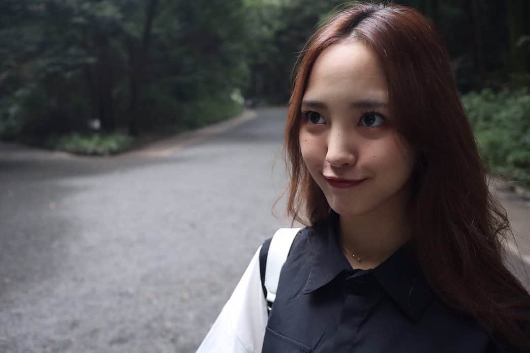 飯窪春菜のインスタグラム：「🌲🌳🌫 ・ ・ 明治神宮に行ってきました。 境内に入った瞬間、 雨が降ったりやんだり不思議な天候になっていました🙃 ・ ・ ・ #明治神宮  #暗  #にやり  #はるなの毎日  #飯窪ってる」
