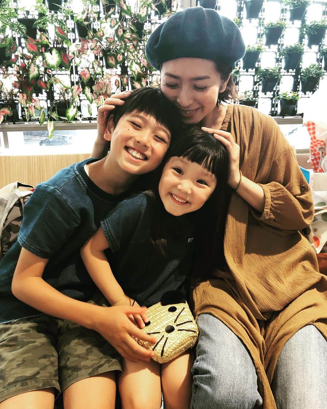 木庭弥生のインスタグラム：「搭乗口でバイバイすると泣いてしまう姪を見て私も泣いてしまう😢  兄妹のように仲の良いふたり。 一年に一度しか会えないとあっという間に大きくなってしまう。 小さい可愛い瞬間を見逃したくない😢  言い間違いも小さな仕草も本当に本当にかわいい。 側で毎日全部見たい。 毎年お別れは辛いけど今年はなんだかすごく寂しかったなぁ。  母と妹親子ととても楽しい夏を過ごしました🌻  #夏休み #北海道 #帰省 #やっぱり札幌が大好き」