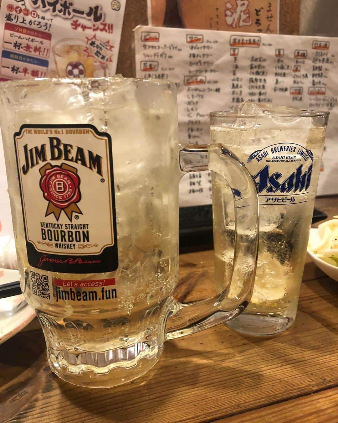 吉澤響のインスタグラム：「デカイ酒を飲んでいます。」
