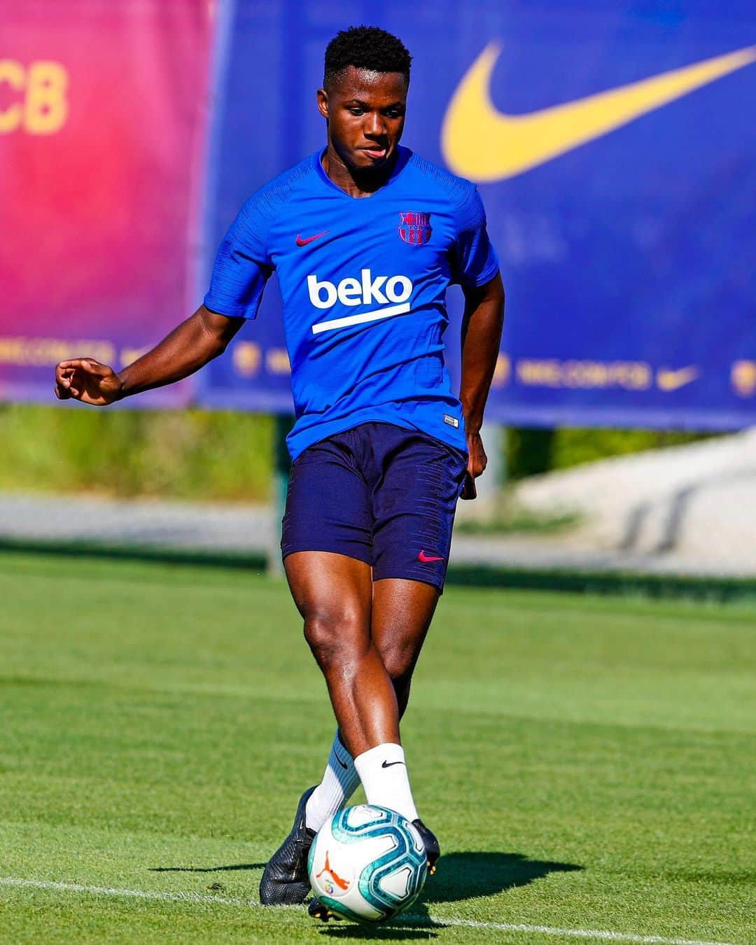 FCバルセロナさんのインスタグラム写真 - (FCバルセロナInstagram)「‪😱 Ansu Fati trained today with the first team.  He is:  1️⃣6️⃣ years 9️⃣ months 2️⃣1️⃣ days What were you doing at 1️⃣6️⃣?‬」8月21日 23時09分 - fcbarcelona