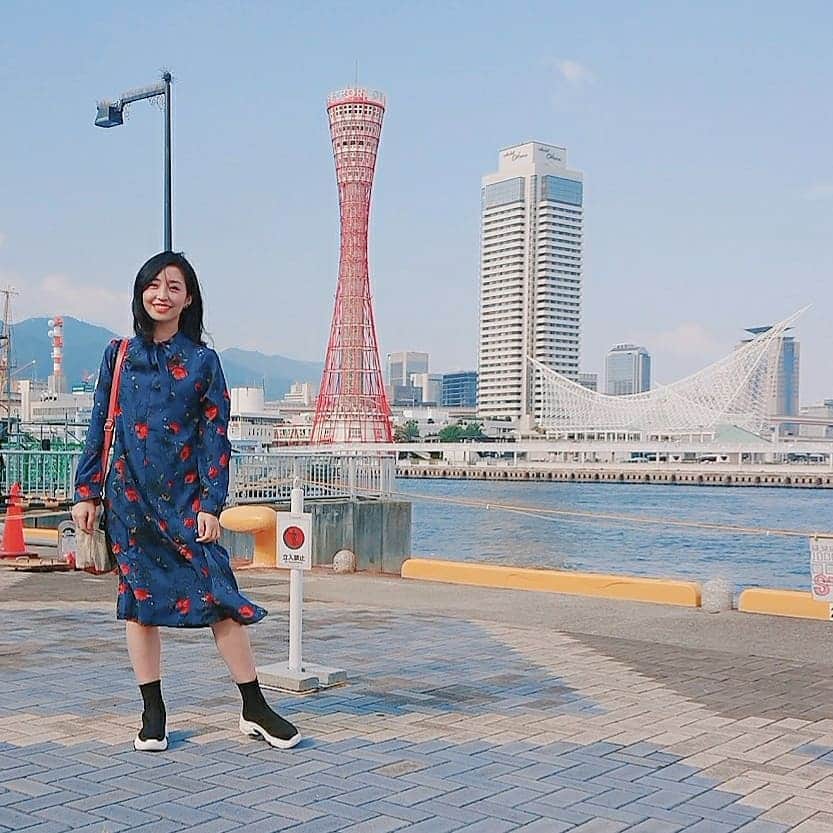 のインスタグラム：「ワンピースとスニーカーは@17kg_official  いつも可愛いアイテムをありがとうございます♥️秋先取りな感じ  ここは神戸 やっぱりここ好き 神戸のポートタワーも見える 夜景もいいけど、夕方がお気に入りかな  I love this place. There is a red tower called Port Tower.  You can also see a very beautiful night and sunset view here.  #kobe #fashion #view #神戸 #porttower #D_Drive #yuki #神戸モザイク #umie #hometown」