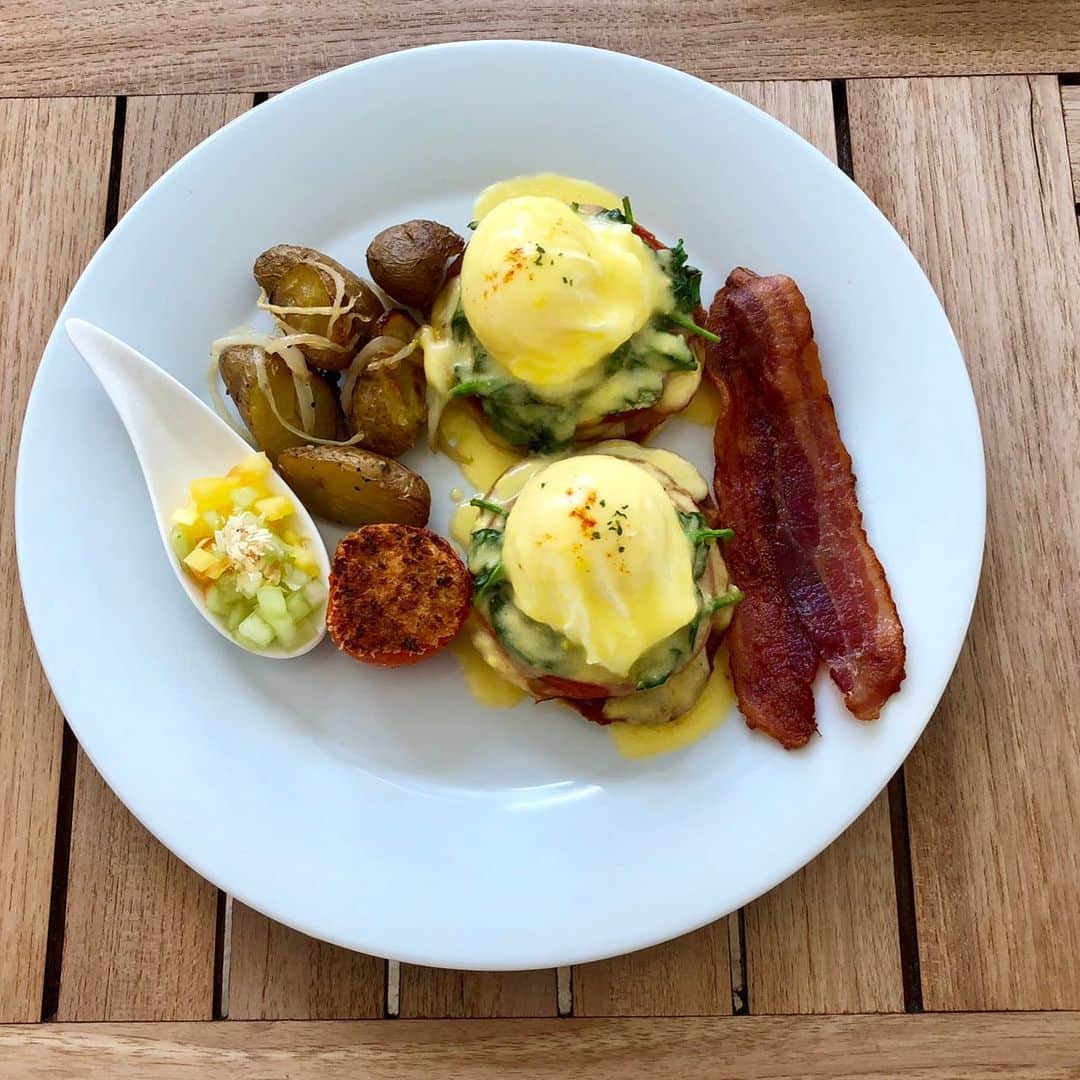 Trump Waikikiさんのインスタグラム写真 - (Trump WaikikiInstagram)「Enjoy the Power Breakfast Eggs Benedict with shaved Canadian bacon, sauteed spinach, Hollandaise sauce. It is served with crispy bacon, potatoes, and seared tomato.  #trumpwaikiki #eggsbenedict #breakfastbuffetwaikiki #InYoCafe お出かけの前に陰陽カフェで”パワー・ブレックファスト・エッグスベネディクト”でエネジーチャージ！カナディアンベーコン、ほうれん草のソテーとたっぷりのオランデーズソースが食欲をそそります。 #陰陽カフェ #ハワイで朝食 #トランプワイキキ #エッグスベネディクト #5つ星ホテル」8月21日 23時19分 - trumpwaikiki