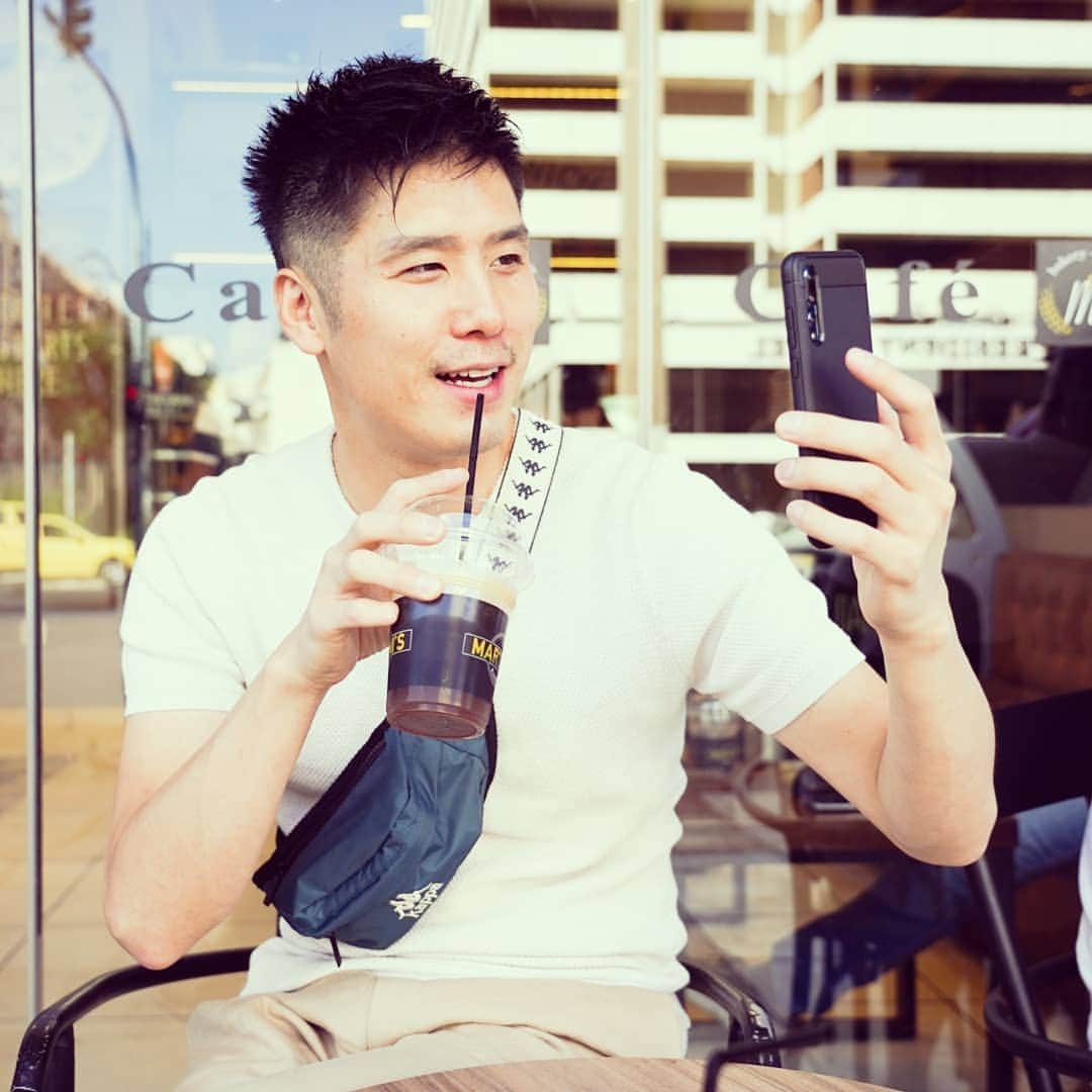 梅川壱ノ介（舞踊家）のインスタグラム：「𝕍𝕚𝕕𝕖𝕠𝕡𝕙𝕠𝕟𝕖 ￣￣￣￣￣￣￣￣￣￣￣￣￣￣￣￣￣￣ 海外中の楽しみはテレビ電話で近情を話すこと  楽しいこと、素晴らしいことを共有することって、幸せですよねー  #梅川壱ノ介 #アテネ #テレビ電話 #videophone」