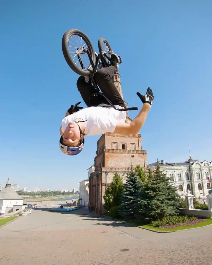 レッドブルのインスタグラム：「name a better duo, we’ll wait @irekrizaev @tomzfpv 🔥🔥 . @redbullbike #redbull #bike #bikelife #russia #bmx #drone」