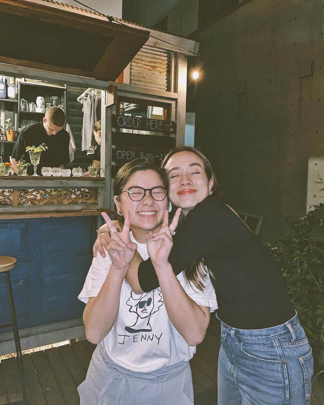 Tattyのインスタグラム：「離れた土地で頑張るMinaのいるBarに遊びに行った時の📸 弟と行けて嬉しかったー！ ケビンの成長っぷりに(背の高さw)驚くMinaも見れて面白かった(笑) Barのロケーションも最高で ゆっくり話しながら気持ちよく美味しいカクテルもいただきました😋❤️ ほーんと会えて嬉しかった🥳 thankyou @izzymorley !! @jeppejhorne !! 🍸🙏✨」