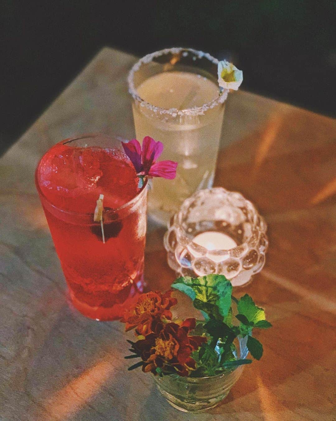 Tattyのインスタグラム：「Delicious cocktails 🍸 made by...😘😘😘 @guccham  @izzymorley  @jeppejhorne  at @bar_gyu 🏠🌲 Barのすぐ前のガーデニングスペースで育ててる美味しいハーブをたくさん使ったモヒートは格別だった🥰 ケビンにはノンアルコールでも 風味の美味しい一杯も作ってくれて いいひと時でした〜😋❤️ 添えられてるお花も可愛い😚  #bar_gyu #bar #cocktails #sapporo #hokkaido #カクテル #札幌 #北海道」