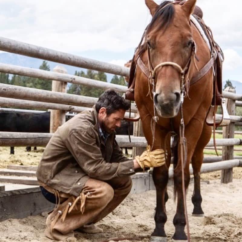 イアン・ボーエンのインスタグラム：「Are you ready boots? * Only 2 episodes left!! * #yellowstone tonight on @paramountnetwork」