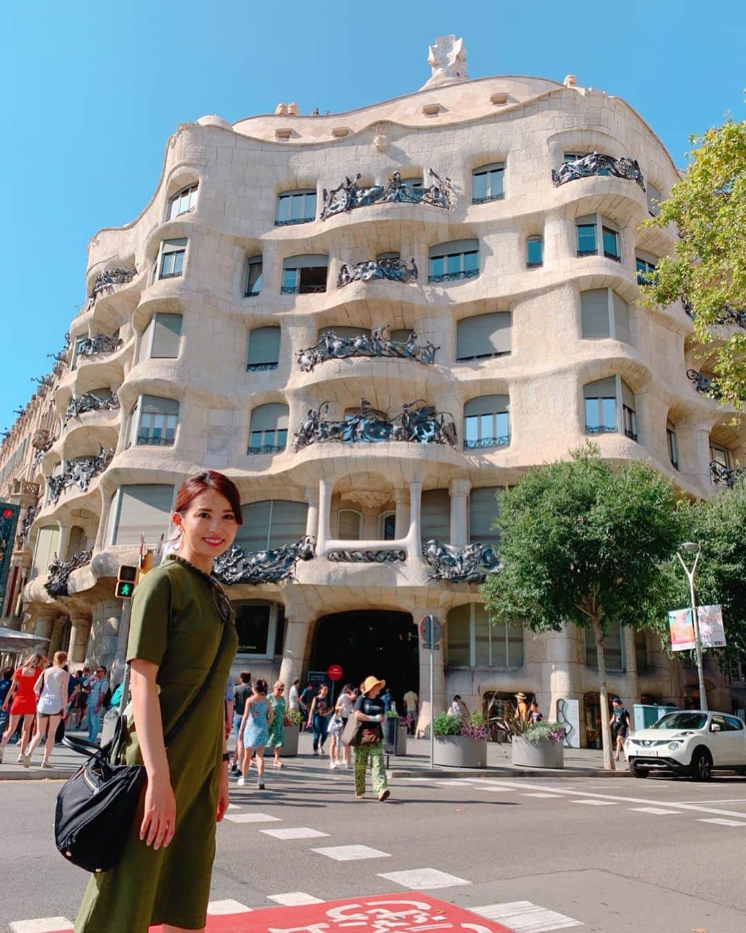 早川茉希さんのインスタグラム写真 - (早川茉希Instagram)「【💃Barcelona🕺Day①】  夏休みにヨーロッパを旅してきました🛩✨ ストーリーでも鬼投稿しましたが😂 備忘録としてpostしていきます💪🏻 （もう既に序盤の記憶が薄れかけている笑）  久々のヨーロッパ、まずは長年行きたかった バルセロナに到着！！🛬😍 バルセロナと言えば、ガウディの建築✨✨ ・ 初日に#カサバトリョ #カサミラ を見学💓 曲線美や、自然から発想を得た ガウディの世界観はやっぱり素敵だった🥺  夕飯は、語学学校で知り合ったお友達に オススメしてもらったEl Nacionalへ🍽 （Thanks for letting me know @marinnneta 💜） 初日にして魚介類をこれでもかというくらい食べた🤣💕 何を食べても安定感のあるスペイン🥺🇪🇸 ・ 夜は、宝石箱のように美しい内装の #カタルーニャ音楽堂 でフラメンコ鑑賞💃🕺 情熱的なダンスに酔いしれました😍  #barcelona #españa #spain #europe #スペイン旅行 #バルセロナ #ヨーロッパ旅行 #ガウディ #スペイン料理 #ガウディ建築巡り #ガウディ好きだなぁ #タビジョ #旅行好きな人と繋がりたい  #makiヨーロッパ旅行2019」8月21日 23時26分 - maki_hayakawa