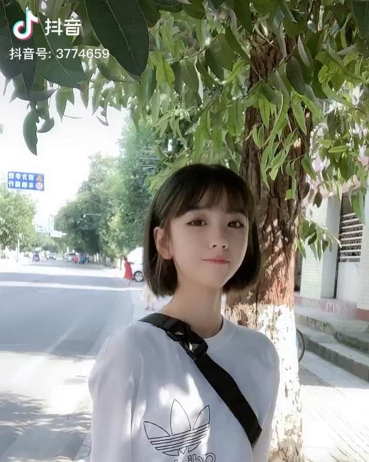 中華美女のインスタグラム：「今回紹介するのは、是小怡呀さんです。 ファン数は87万人。 可愛いと思ったらいいね👍して頂けると嬉しいです！ #中華美女」