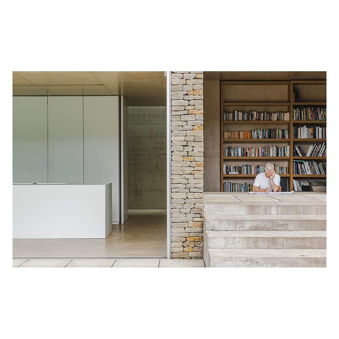 The Modern Houseさんのインスタグラム写真 - (The Modern HouseInstagram)「Richard Found, head of the architectural and interior practice @foundassociates, invites to his modern country home in a quiet corner of the Cotswolds. Link in our bio to read the full feature.」8月21日 23時27分 - themodernhouse