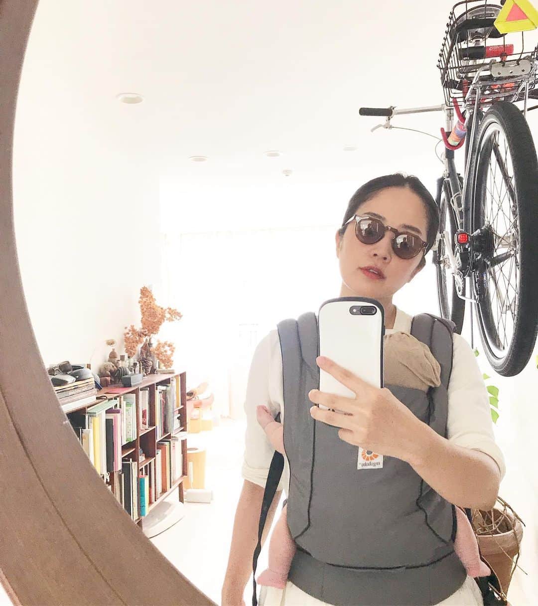 のインスタグラム：「昨日の怪しいスタイル。  郵便局の方(孫がいるお年頃の男性)が、眠るお嬢を気に掛けてくれ、最後は熱中症気を付けて！と塩飴くれました。😂 家から徒歩3分くらいのアットホームな郵便局です。笑  優しさが身に染みる。  #夕飯時のぐずり #夕飯食べるタイミング逃しがち #平日は完全ワンオペ #引きこもり良くないね #がんばれお嬢！  #ベビーカーも抱っこ紐も機能少なめがいい #抱っこ紐装着瞬間ギャン泣き #そしてすぐ眠る  #最近火がついたように真っ赤になって泣くことがある #黄昏泣きなのか #抱っこで大体は収まったり #私も一緒にピーピー泣いたり #愉快です  明日も頑張ろう」