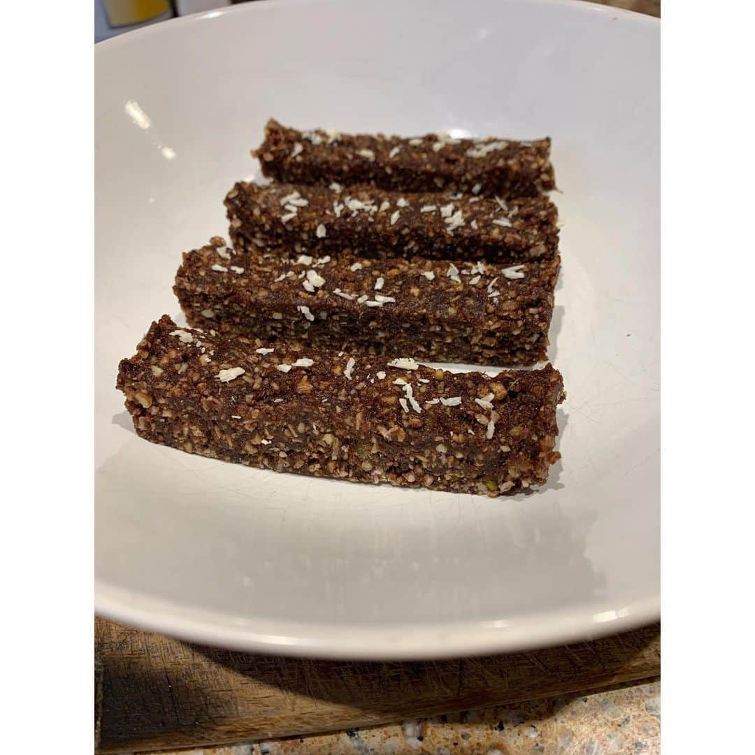 エリー・ブラックさんのインスタグラム写真 - (エリー・ブラックInstagram)「Homemade Lara bars! These are so tasty, healthy and easy to make. I used a mix of nuts for these and they were great 🙌🏻 #eatingwithellie . . . Ingredients: . ✔︎ 1 Cup Almonds ✔︎ 2 Cups of Dates ✔︎ 1 1/2 Cups of Coconut Flakes ✔︎ 1/3 Cup of Cocoa Powder ✔︎ 1/4 Teaspoon Almond Extract ✔︎ 1/4 Teaspoon Vanilla Extract ✔︎ 4-6 Tablespoons of Water . . . Instructions: . 1) Put almonds into food processor and blend until slivered 2) Add remaining ingredients to food processor and blend until smooth and well combined. Add water as necessary (enough that is sticks together but not so much that it gets too wet)  3) Line an 8x8 baking pan with parchment paper, leaving extra on two sides to act as handles 4) Press mixture into baking pan and use your fingertips or a mini roller to flatten and smooth 5) Refrigerate for at least 15 minutes 6) Use parchment paper handles to lift chilled mix from baking pan 7) Slice into bars and refrigerate in an airtight container for 1 week 8) Enjoy!」8月21日 23時37分 - ellieblack_