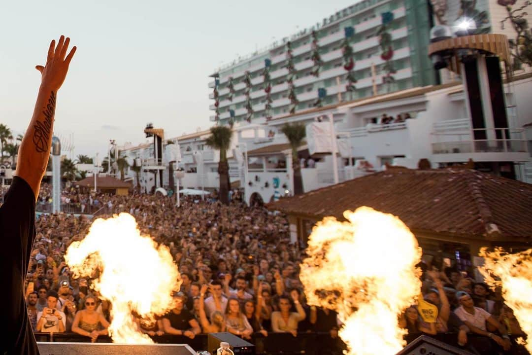 ロビン・シュルツさんのインスタグラム写真 - (ロビン・シュルツInstagram)「Thx @ushuaiaibiza 📸 @philipp_gladsome」8月21日 23時44分 - robin__schulz