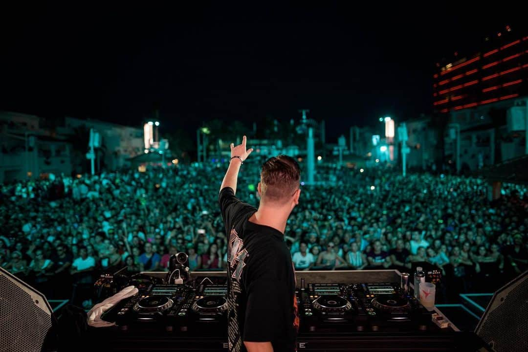 ロビン・シュルツさんのインスタグラム写真 - (ロビン・シュルツInstagram)「Thx @ushuaiaibiza 📸 @philipp_gladsome」8月21日 23時44分 - robin__schulz