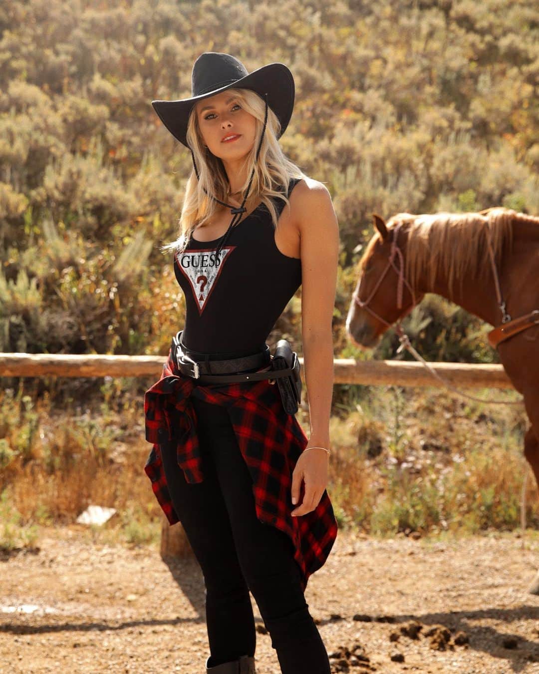 ナタリー・ジェーン・ローザーのインスタグラム：「*Insert an array of cowboy puns*  #GUESSRanch 🐴 @guess shot by @megbatphoto」