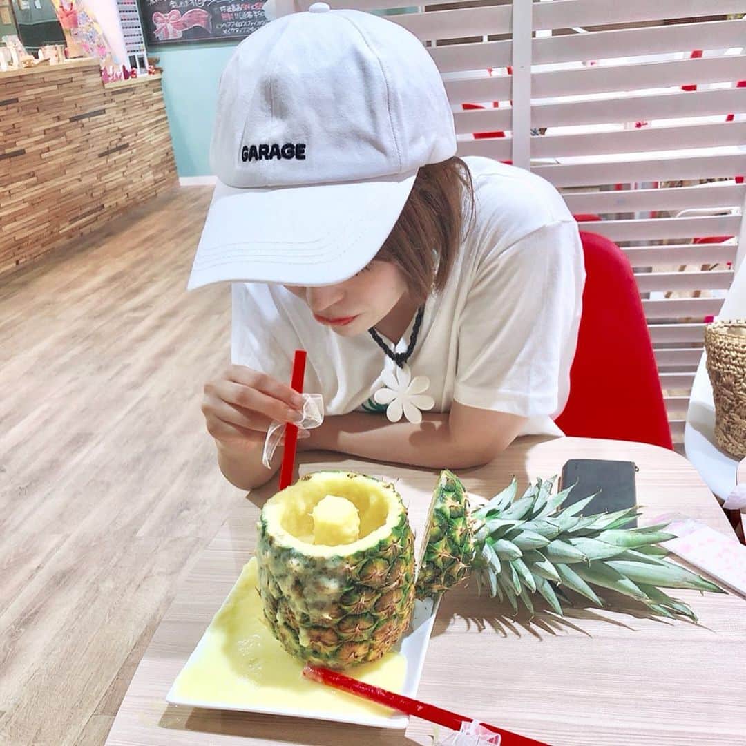 栗原里奈さんのインスタグラム写真 - (栗原里奈Instagram)「パイナップルを捜し求めて、、、🍍 →丸ごとジュースにたどり着きました！！！ →盛大にこぼした。  #沖縄旅行  #パイナップル #女子旅 #okinawa #pineapple  #trip」8月21日 23時49分 - rina__kurihara