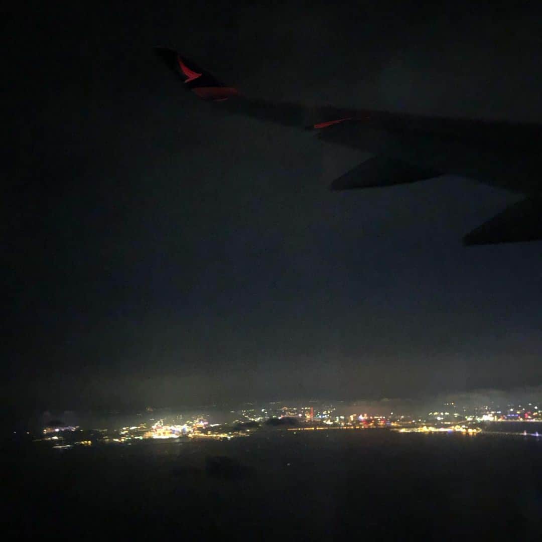REIJIさんのインスタグラム写真 - (REIJIInstagram)「とりあえず乗り継ぎの香港に着きました。ニュースで大変なことになってた香港国際空港。空から見る夜景はとても綺麗でした。 無事にHIGH TECH LOW LIFEとも合流！ 途中どこ飛んでるんだろうと思ったら台湾の上だったり。 国際線に乗るとNY行った時を思い出す。だからなんか切なくなって見た映画はペットでした。NYのブルックリンブリッジのあの景色とか見て余計に切なくなった。ヨーロッパへ行くのにね。全然違う場所なのに。そして見ながらウチの子達のことも。 海外大好きでもっともっと行きたいのに毎回切なくなっちゃう。  今はトランジットで空港内で適当に過ごしてるけど、これもシカゴで初めてトランジットした時を思い出す。色んな人種の人達がいて世界は本当に広いなって改めて感じれるよ。まだベルギー着いてないのに。 あの時は1人でとても心細かったけど今はメンバーが一緒だからなんとなく平気。  いつかゆっくり香港に遊びに来たいなー。  この後10時間以上も飛行機乗るとかまじかよw  #FAKEISLAND #hightechlowlife  #香港加油  #ペット #NY」8月21日 23時52分 - reiji_kimura