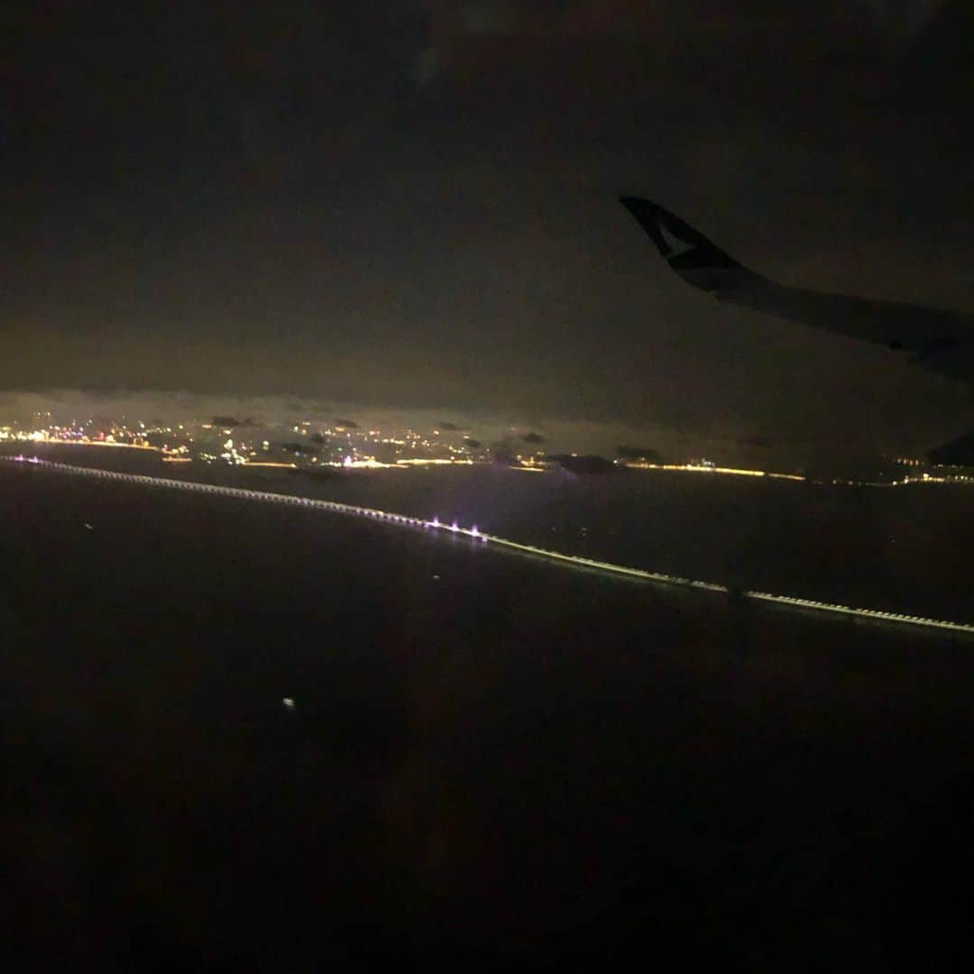 REIJIさんのインスタグラム写真 - (REIJIInstagram)「とりあえず乗り継ぎの香港に着きました。ニュースで大変なことになってた香港国際空港。空から見る夜景はとても綺麗でした。 無事にHIGH TECH LOW LIFEとも合流！ 途中どこ飛んでるんだろうと思ったら台湾の上だったり。 国際線に乗るとNY行った時を思い出す。だからなんか切なくなって見た映画はペットでした。NYのブルックリンブリッジのあの景色とか見て余計に切なくなった。ヨーロッパへ行くのにね。全然違う場所なのに。そして見ながらウチの子達のことも。 海外大好きでもっともっと行きたいのに毎回切なくなっちゃう。  今はトランジットで空港内で適当に過ごしてるけど、これもシカゴで初めてトランジットした時を思い出す。色んな人種の人達がいて世界は本当に広いなって改めて感じれるよ。まだベルギー着いてないのに。 あの時は1人でとても心細かったけど今はメンバーが一緒だからなんとなく平気。  いつかゆっくり香港に遊びに来たいなー。  この後10時間以上も飛行機乗るとかまじかよw  #FAKEISLAND #hightechlowlife  #香港加油  #ペット #NY」8月21日 23時52分 - reiji_kimura