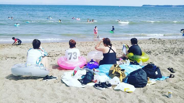 のインスタグラム：「海①  今年もLINEグループ名 「超しんゆう」 で海に行くことができました！ この一日で今年の夏が 超楽しかったって言える！超最高！ でも周り大学生の男女のグループ ばっかりで超恥ずかしかった！  #夏 #海 #三浦海岸 #30代 #超 #親友」