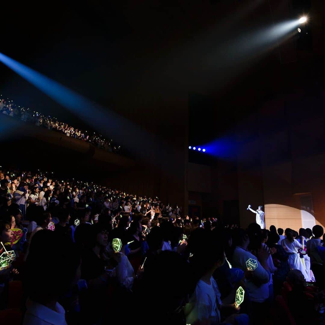 七海ひろきさんのインスタグラム写真 - (七海ひろきInstagram)「☆ One-manLIVE773“GALAXY” 2019年8月20日。初めてのライブ。 皆さんと久しぶりに会えて本当に嬉しかった！！ 「START!!」の振り付け、みんな完璧だったよー！！ 団扇も作ってくれた方ありがとう。1階席も2階席もよく見えたよー！！ 今回、来られなかった方も、きっと遠くからライブの成功を祈ってくれてたはず。 みんな、いつも本当ありがとう。 大阪公演も9月の追加公演も一緒に楽しもうね！！ . #GALAXY #北とぴあ」8月21日 23時54分 - hirokinanami773